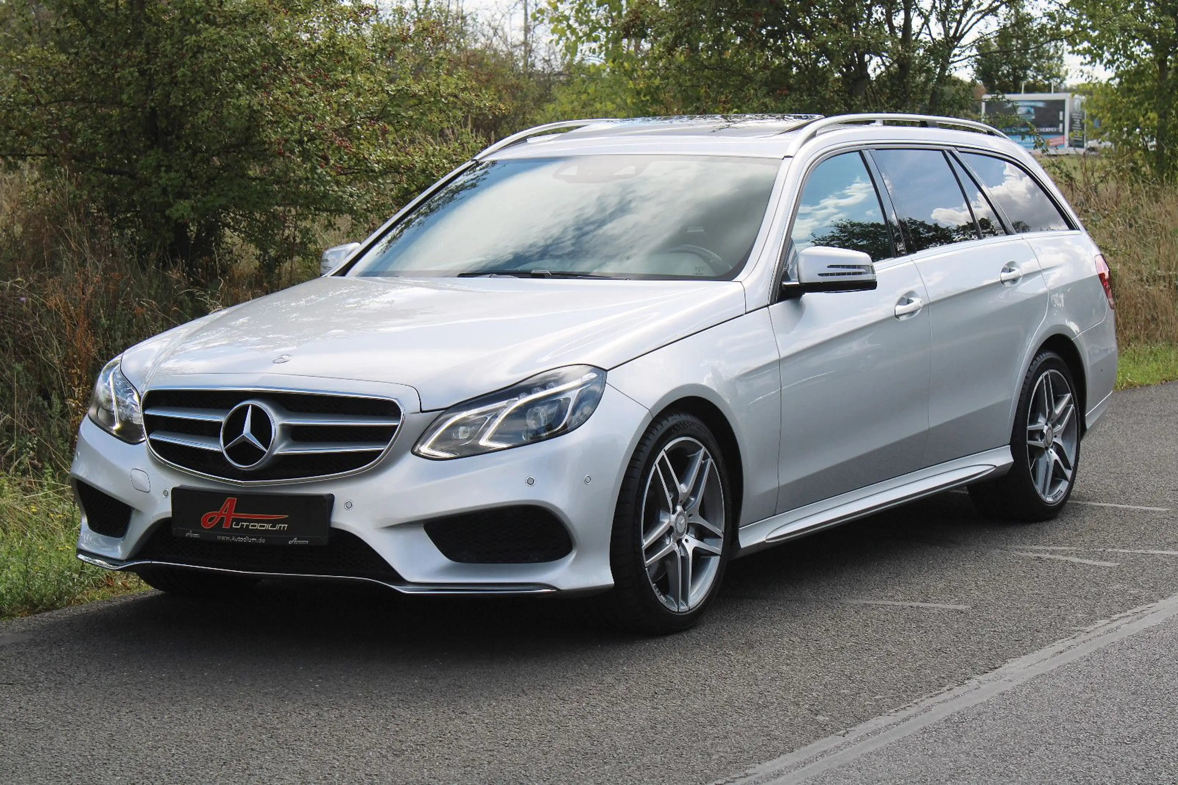 Mercedes-Benz E 350 BT 4M *AMG/Leder/AHK!/ILS/Glasdach/Comand* — photo 7