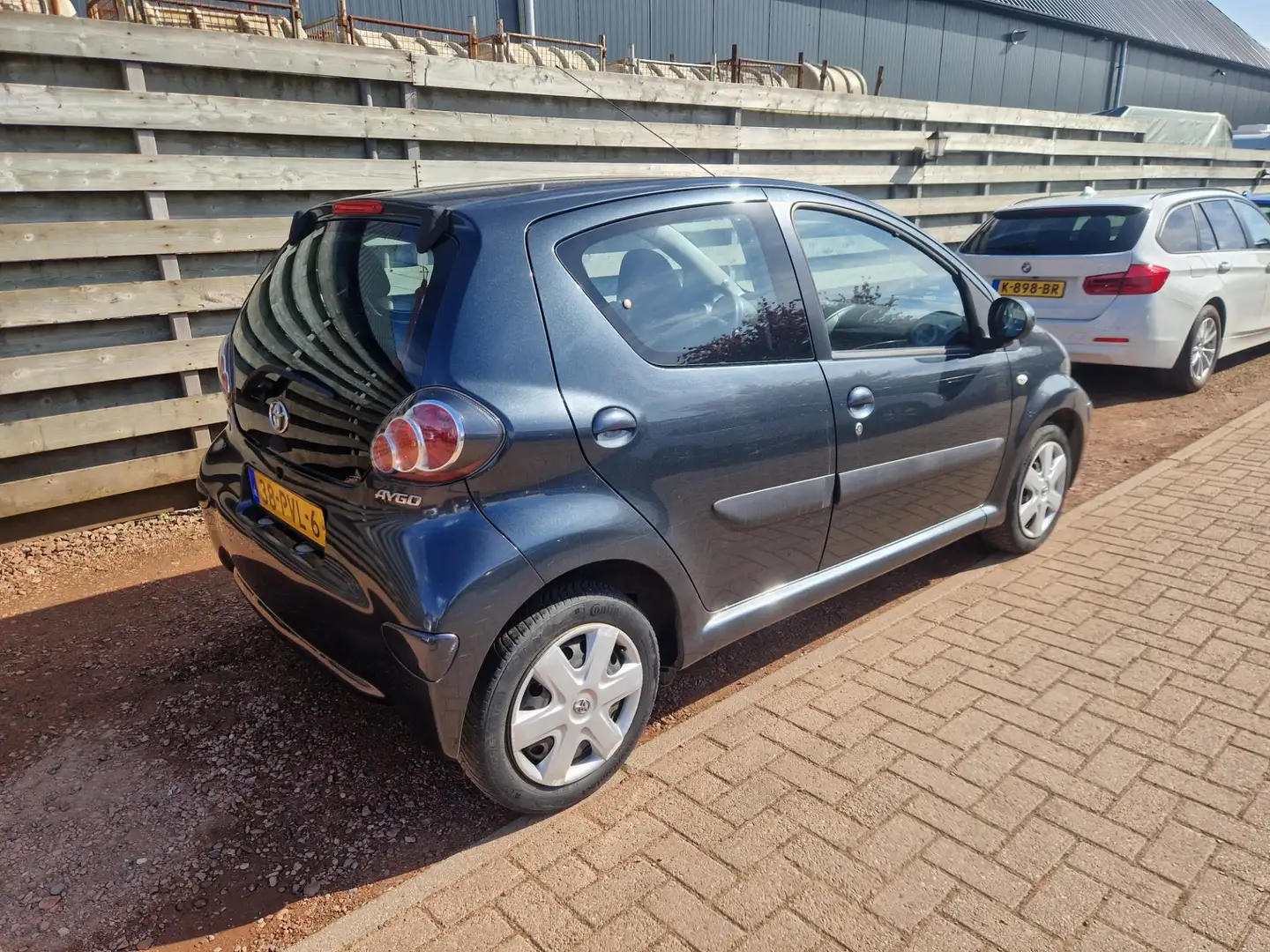 Toyota Aygo 1.0-12V Comfort Navigator Airco Grijs - 2