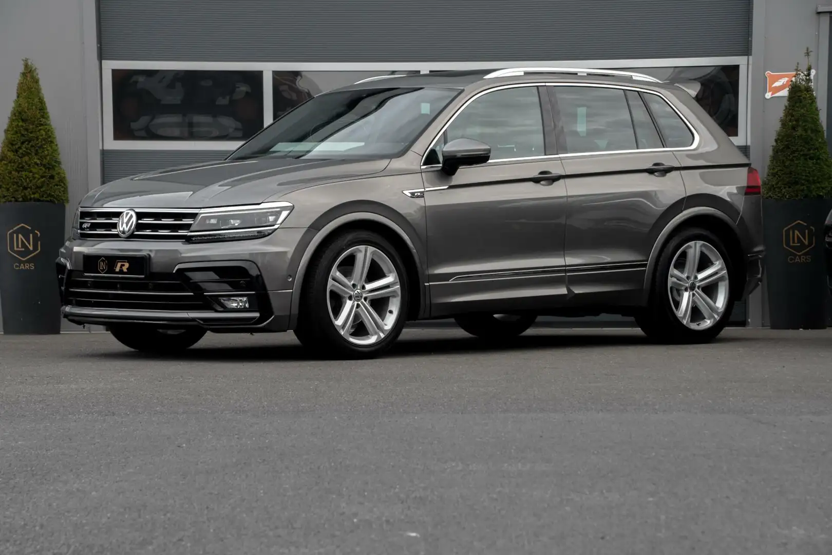 Volkswagen Tiguan 1.4 TSI 4Motion R-Line |Pano|DAB|Trekhaak Grijs - 1