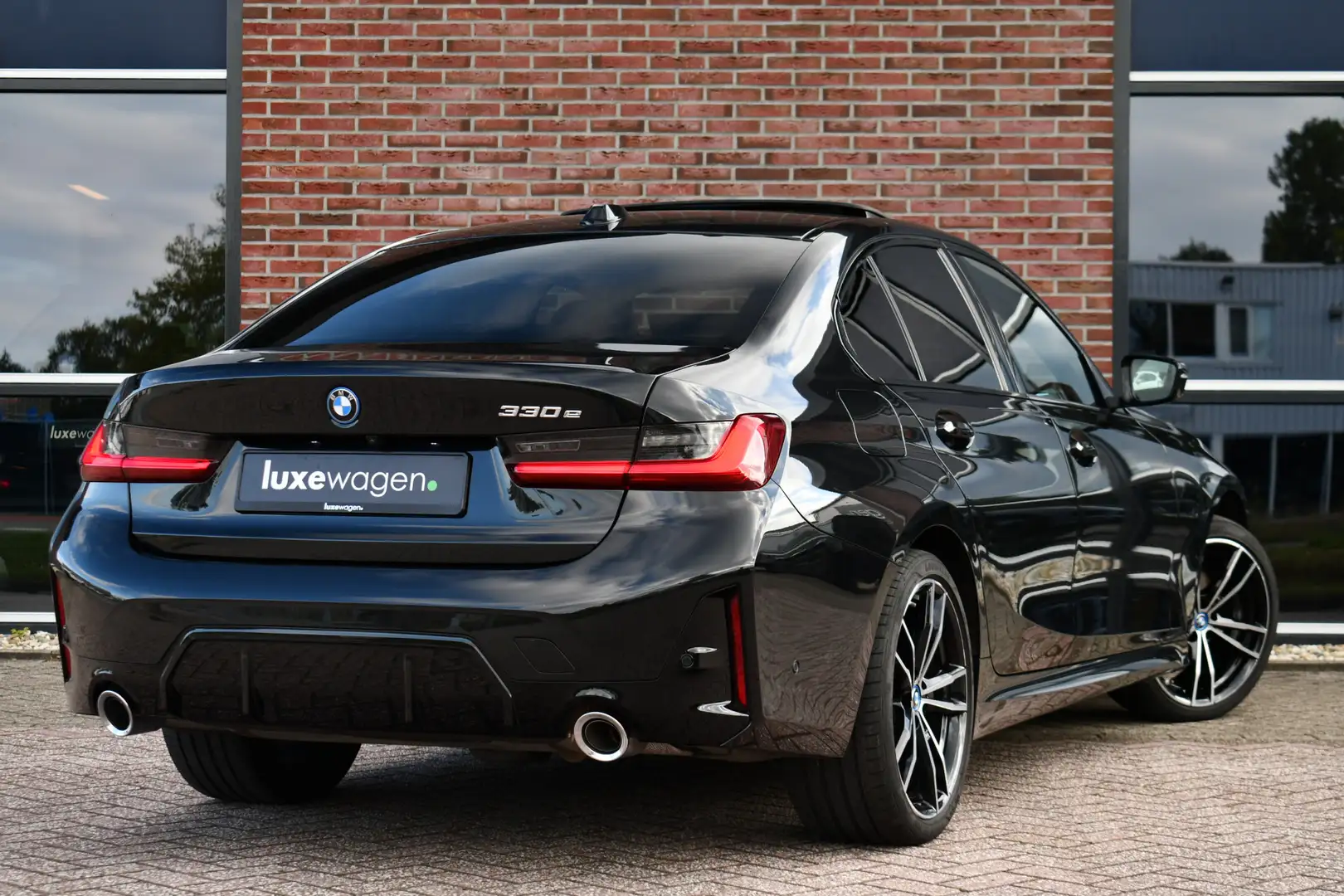 BMW 330 3-serie 330e M-Sport Pano ACC H/K 360 HUD 19inch E Zwart - 2