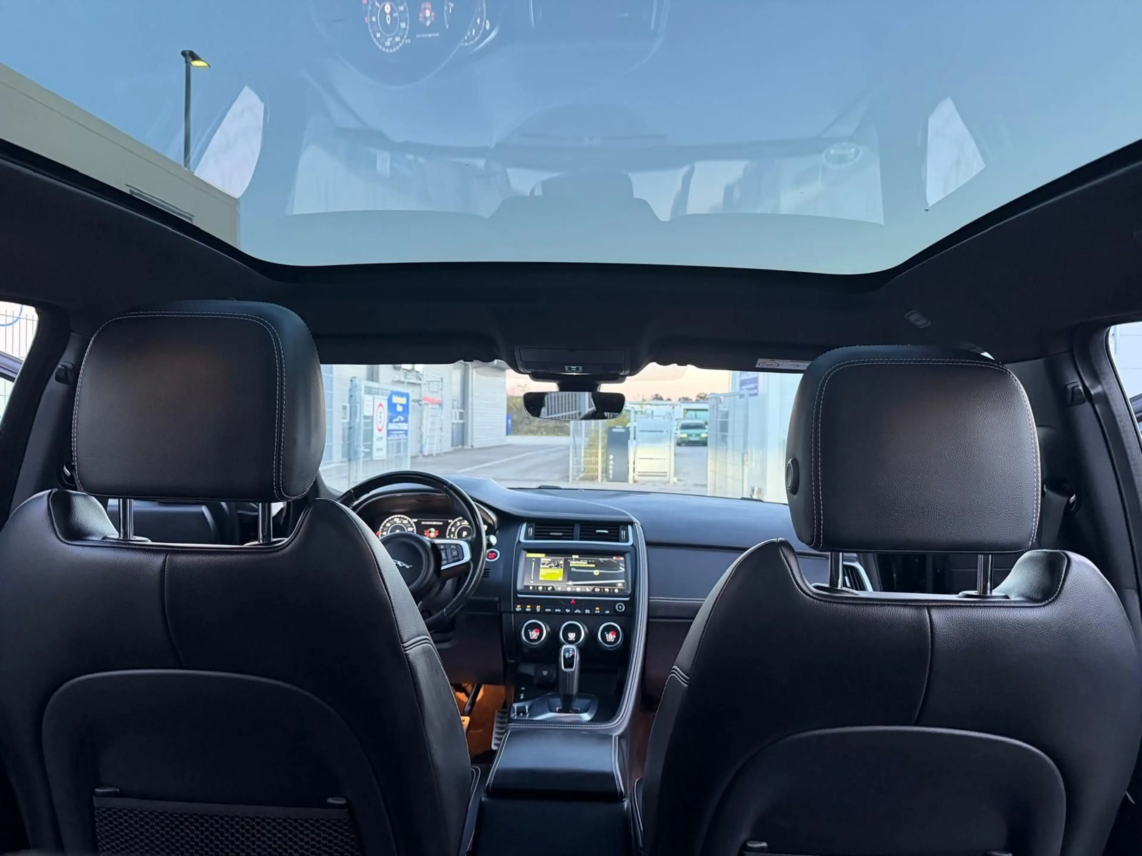 Jaguar E-Pace E-PACE R-Dynamic AWD*Pano*Automatik*SH*MFL*8Fach — photo 6