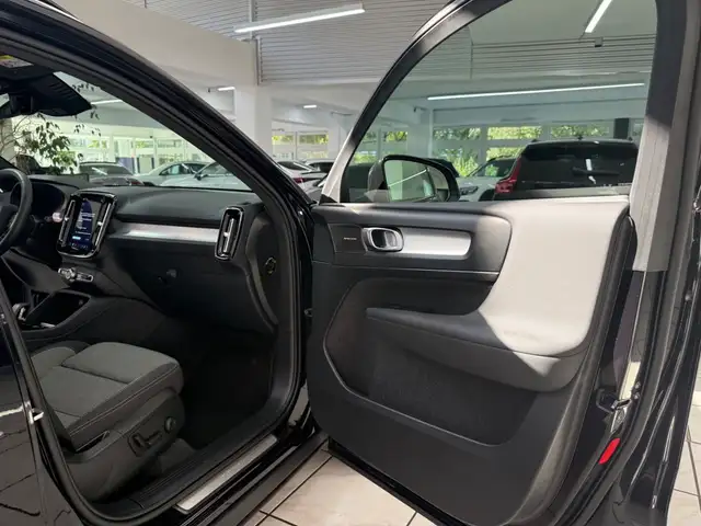 Volvo XC40 view 8