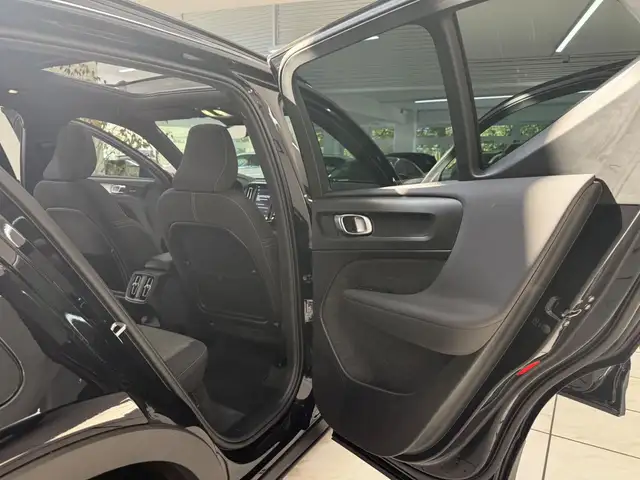 Volvo XC40 view 9