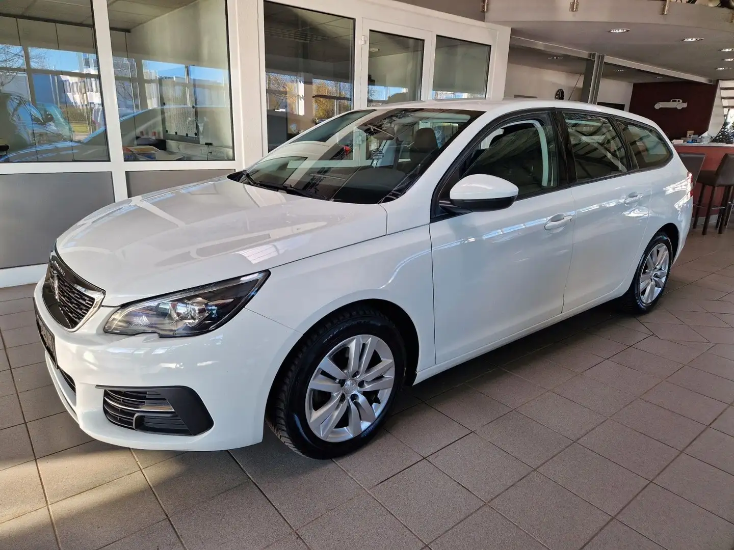 Peugeot 308 SW Active 1.5 BLUE_HDI 130 PS NAVI PDC LED Bílá - 1