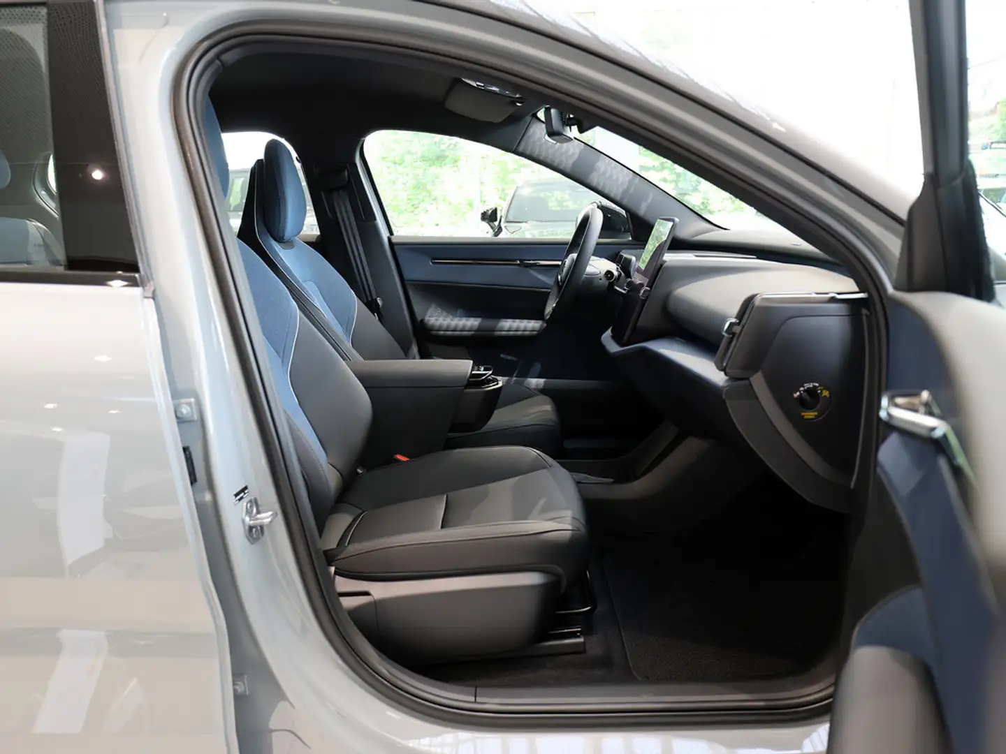 Volvo EX30 Single Motor Plus PDC KAMERA NAVI LED Gris - 2