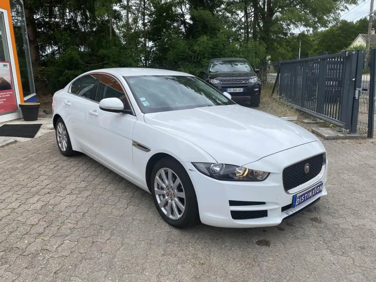 Jaguar XE 2.0 D - 180 - BVA  Prestige - 2