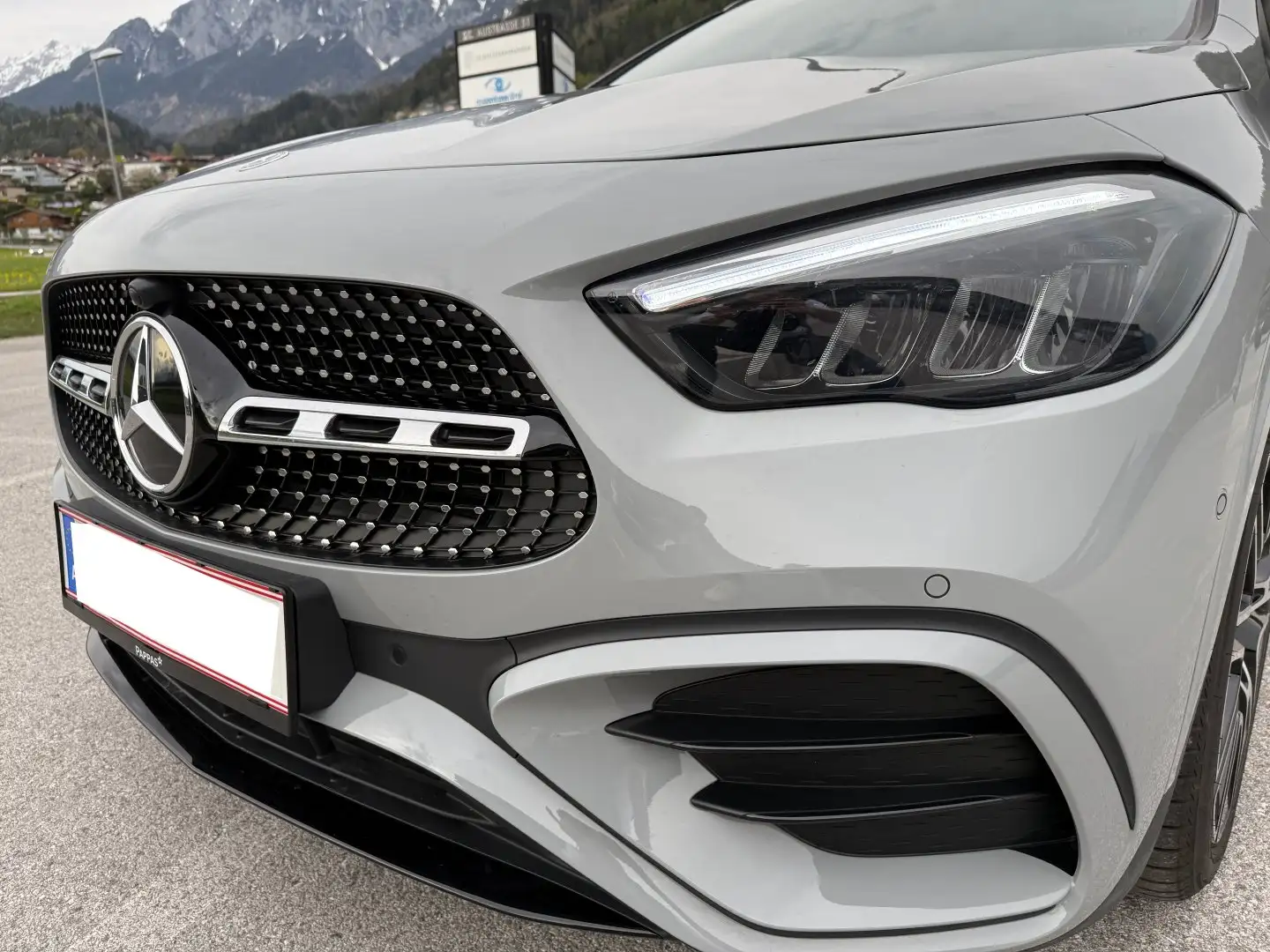 Mercedes-Benz GLA 200 GLA 200 d 4matic Entry AMG-Special-Edition Automatik mit Anhängerkupplung Grau - 2