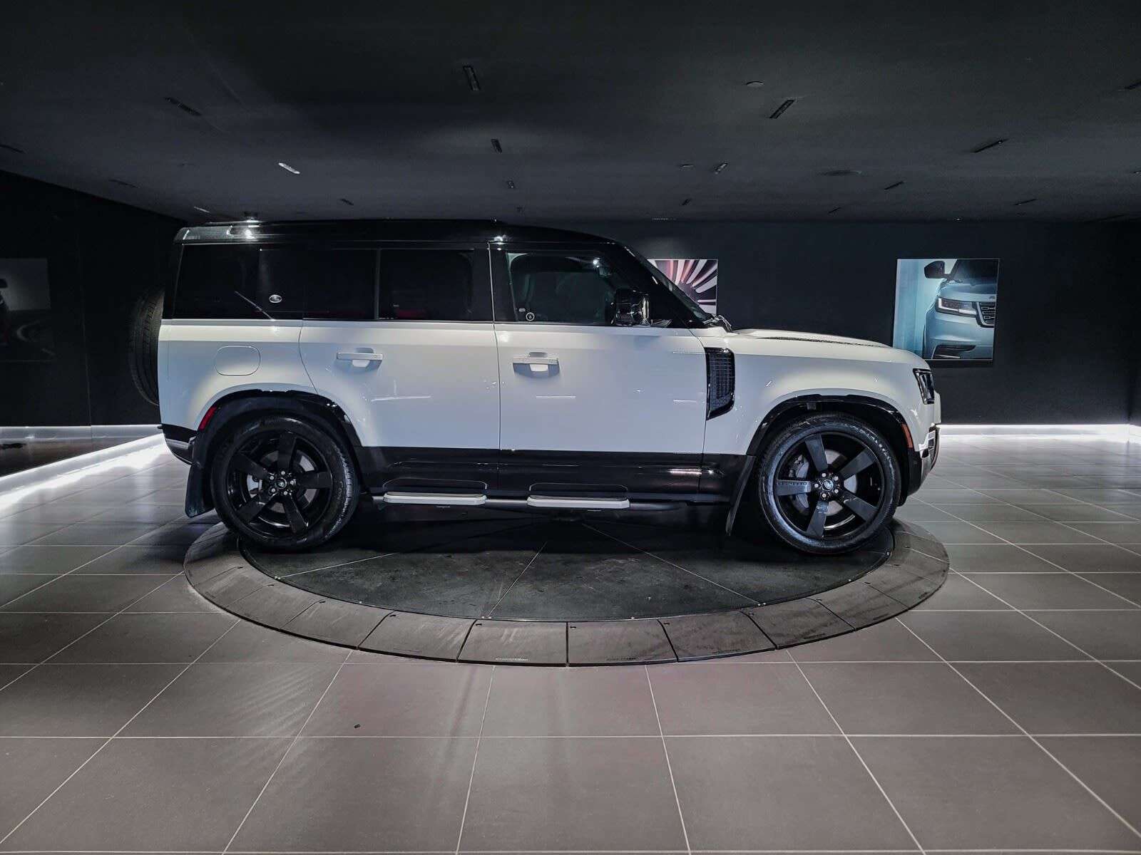 2022 Land Rover Defender X-Dynamic SE | 3rd Row Seating | Sunroof | Navigat alt 4