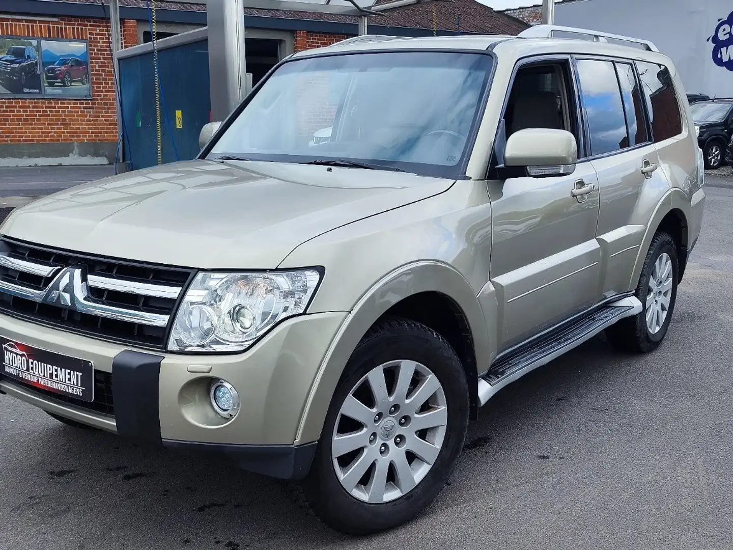 Mitsubishi Pajero 3.2 DI-D Automatik Edition 25.to sell only Africa Brązowy - 2