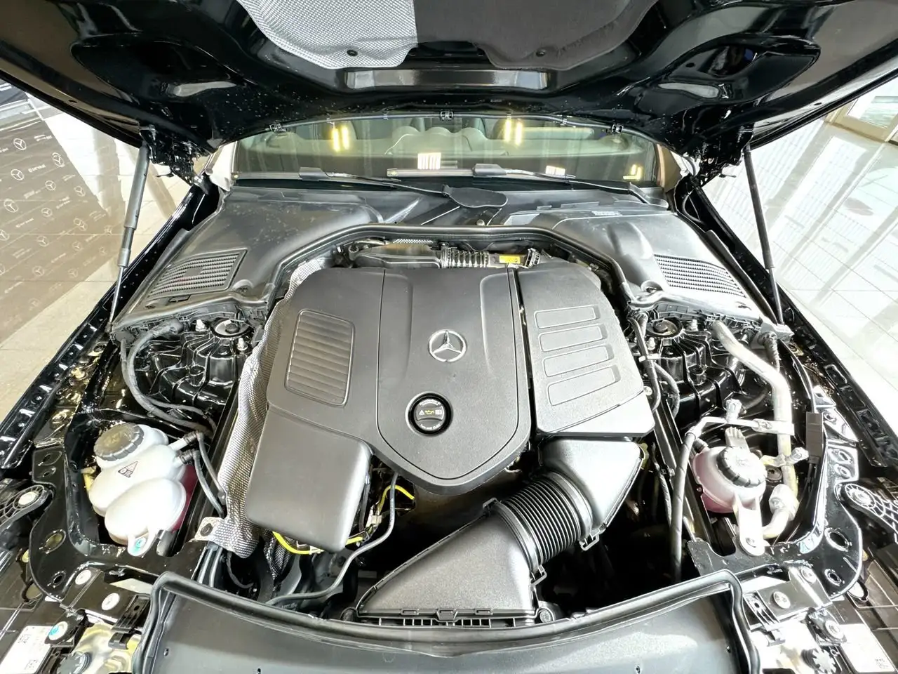 Mercedes-Benz C-Class снимка Mercedes-Benz C-Class