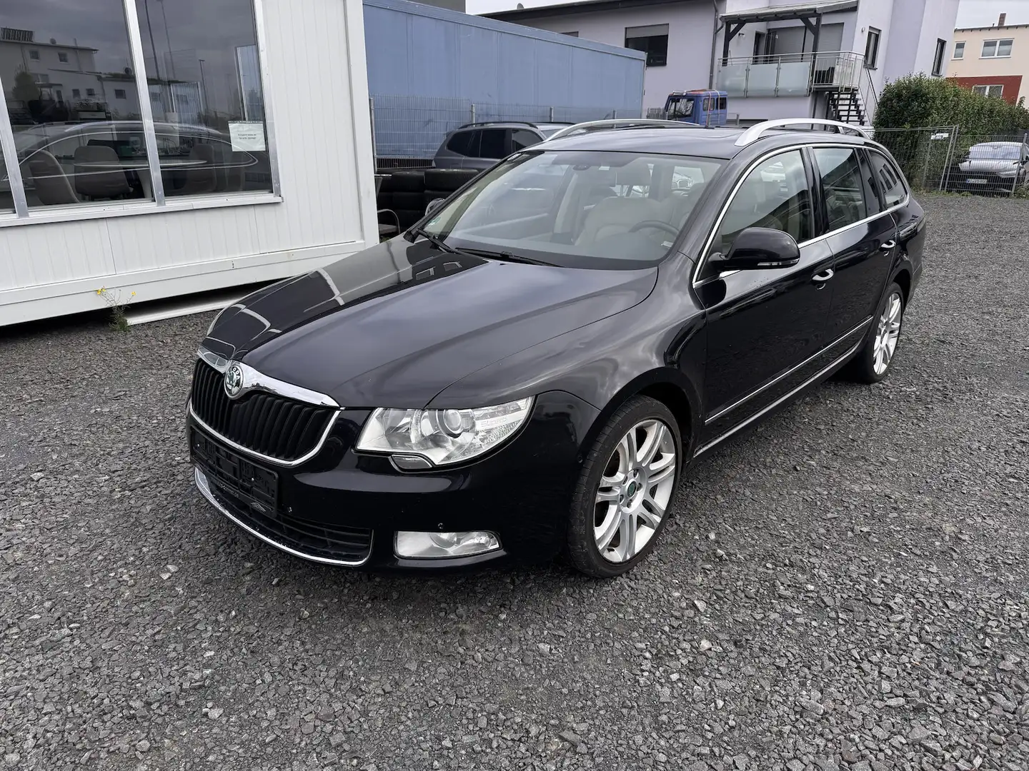Skoda Superb Elegance Xenon PANO Navi SHZ v+h Schwarz - 1