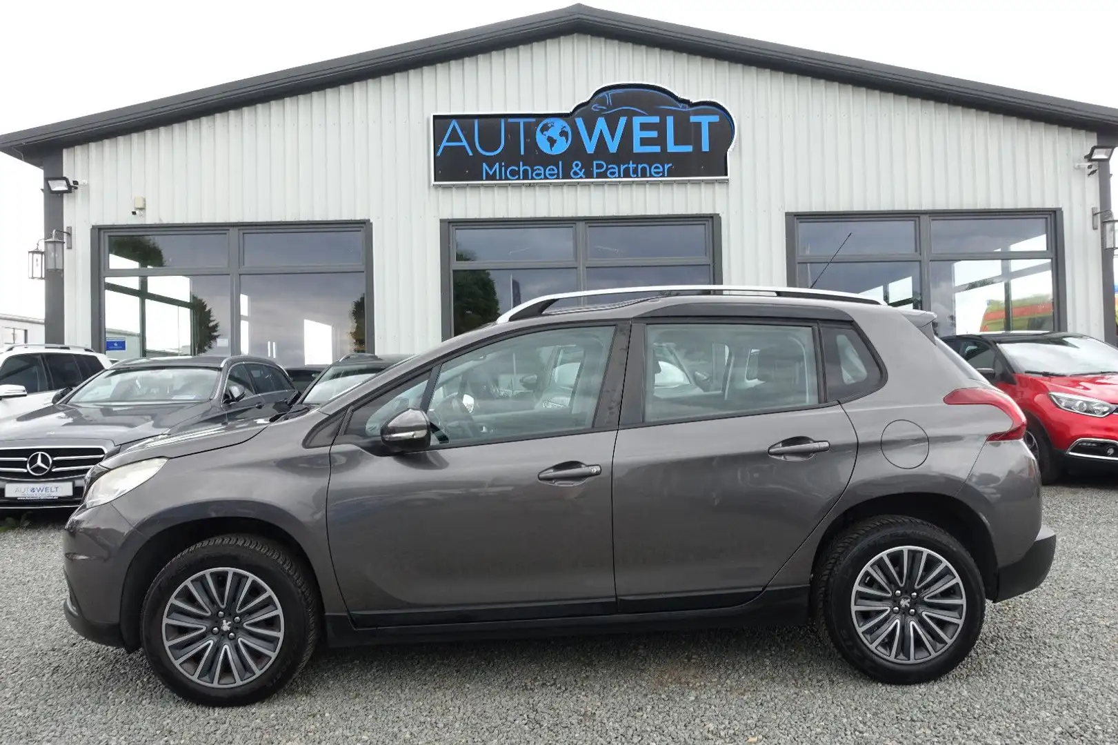 Peugeot 2008 1.2 KLIMAAUT SITZH KAM NAVI TÜV+Insp. NEU Grijs - 1
