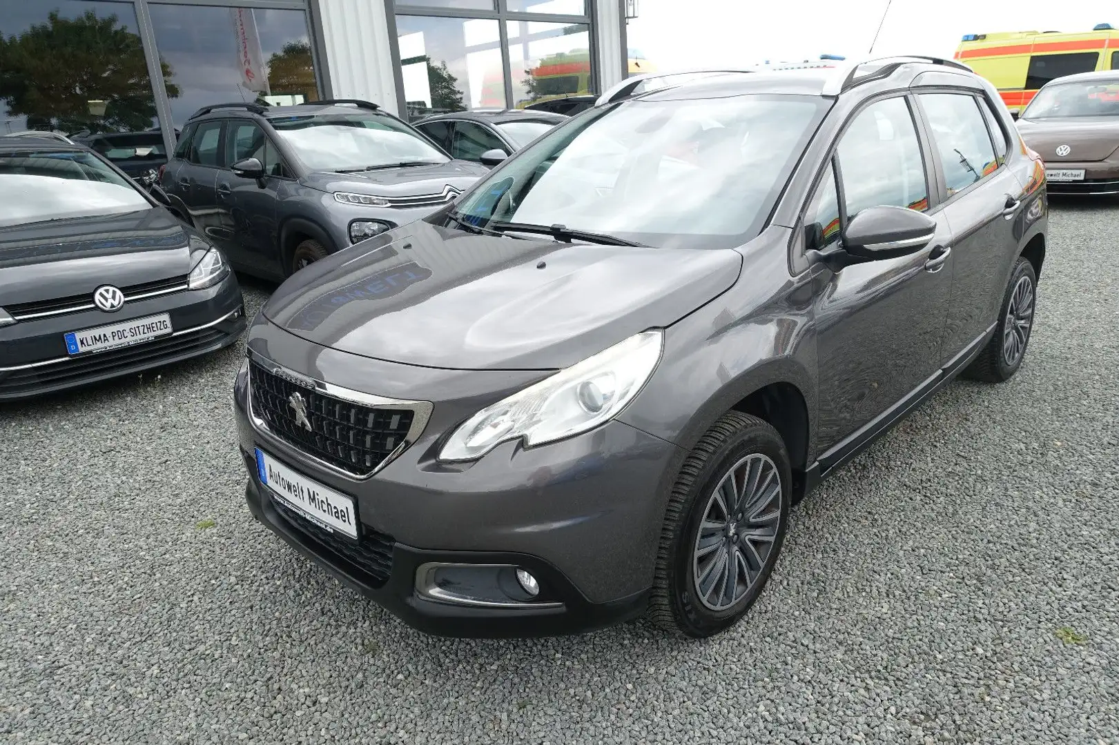 Peugeot 2008 1.2 KLIMAAUT SITZH KAM NAVI TÜV+Insp. NEU Grijs - 2