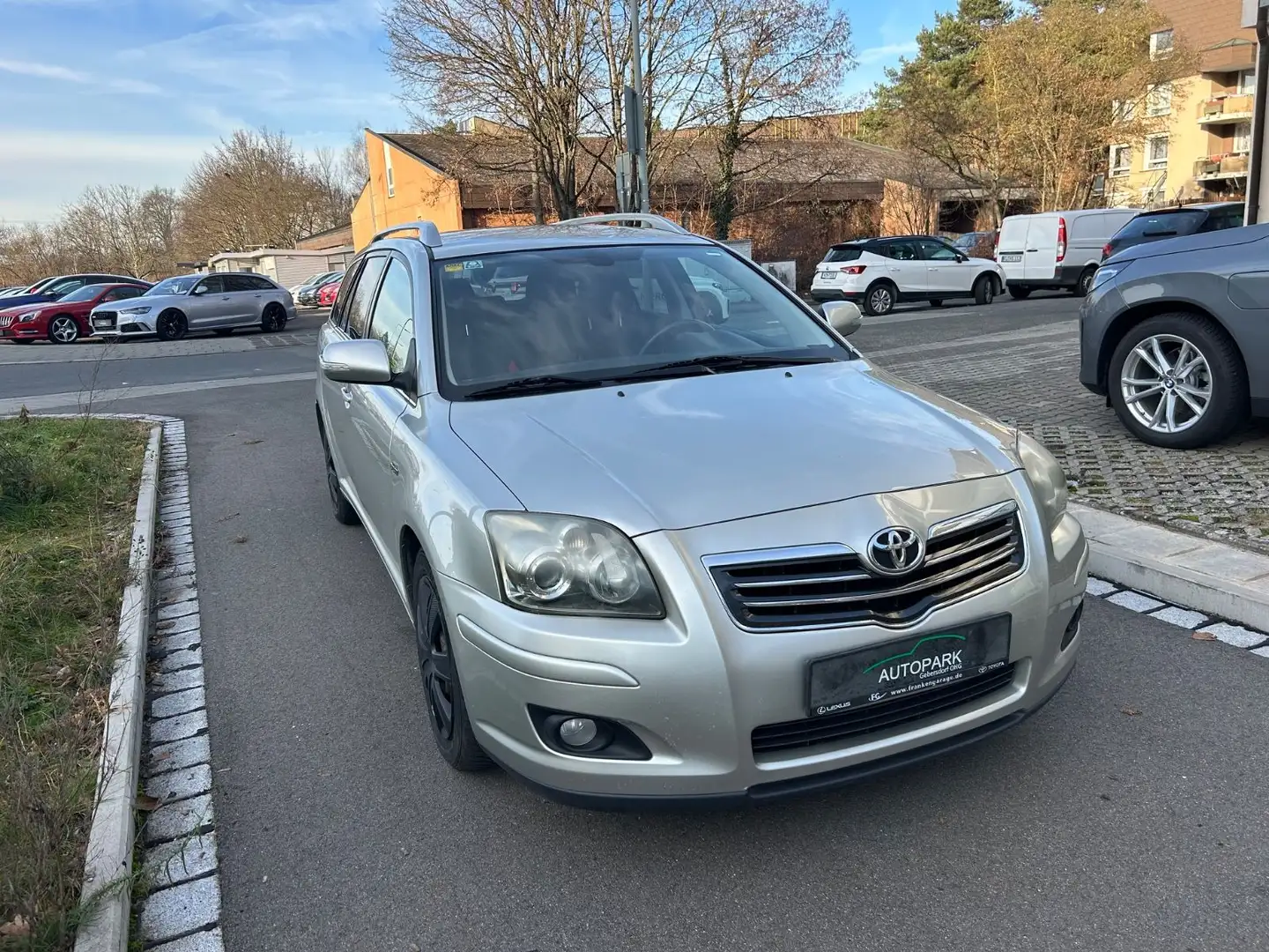 Toyota Avensis Kombi 2.2 D-CAT Sol/Klima/ANHK Silber - 2