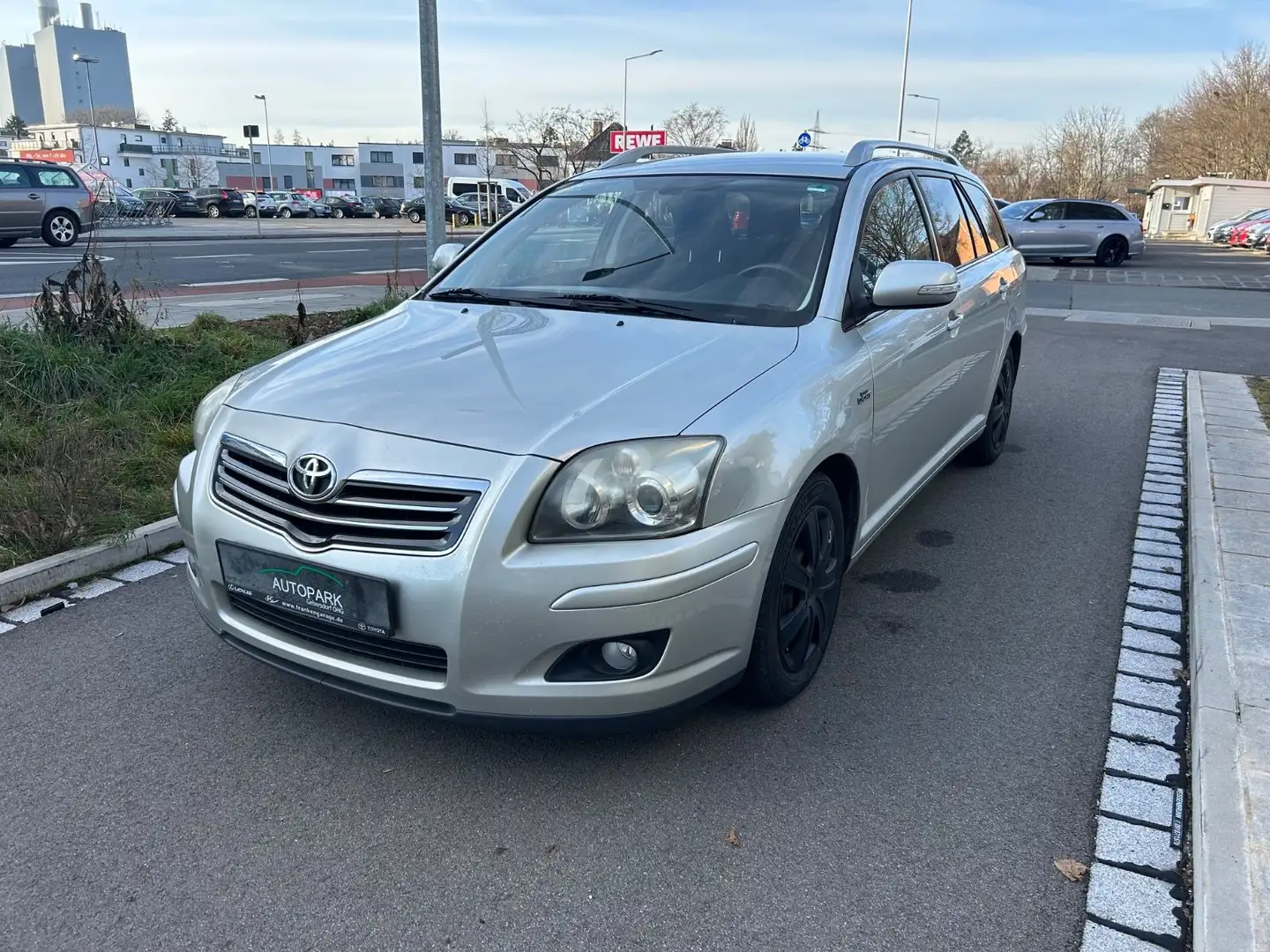 Toyota Avensis Kombi 2.2 D-CAT Sol/Klima/ANHK Silber - 1