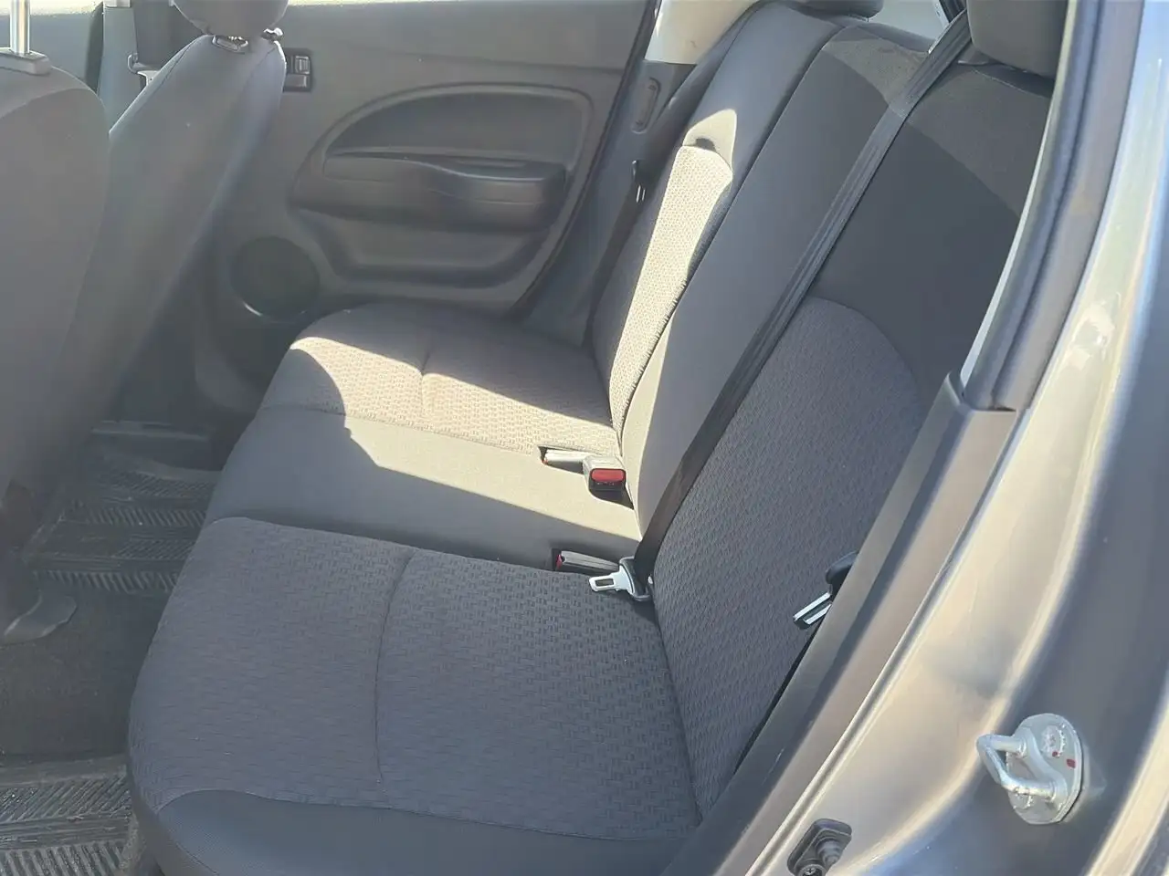 Mitsubishi Mirage снимка Mitsubishi Mirage