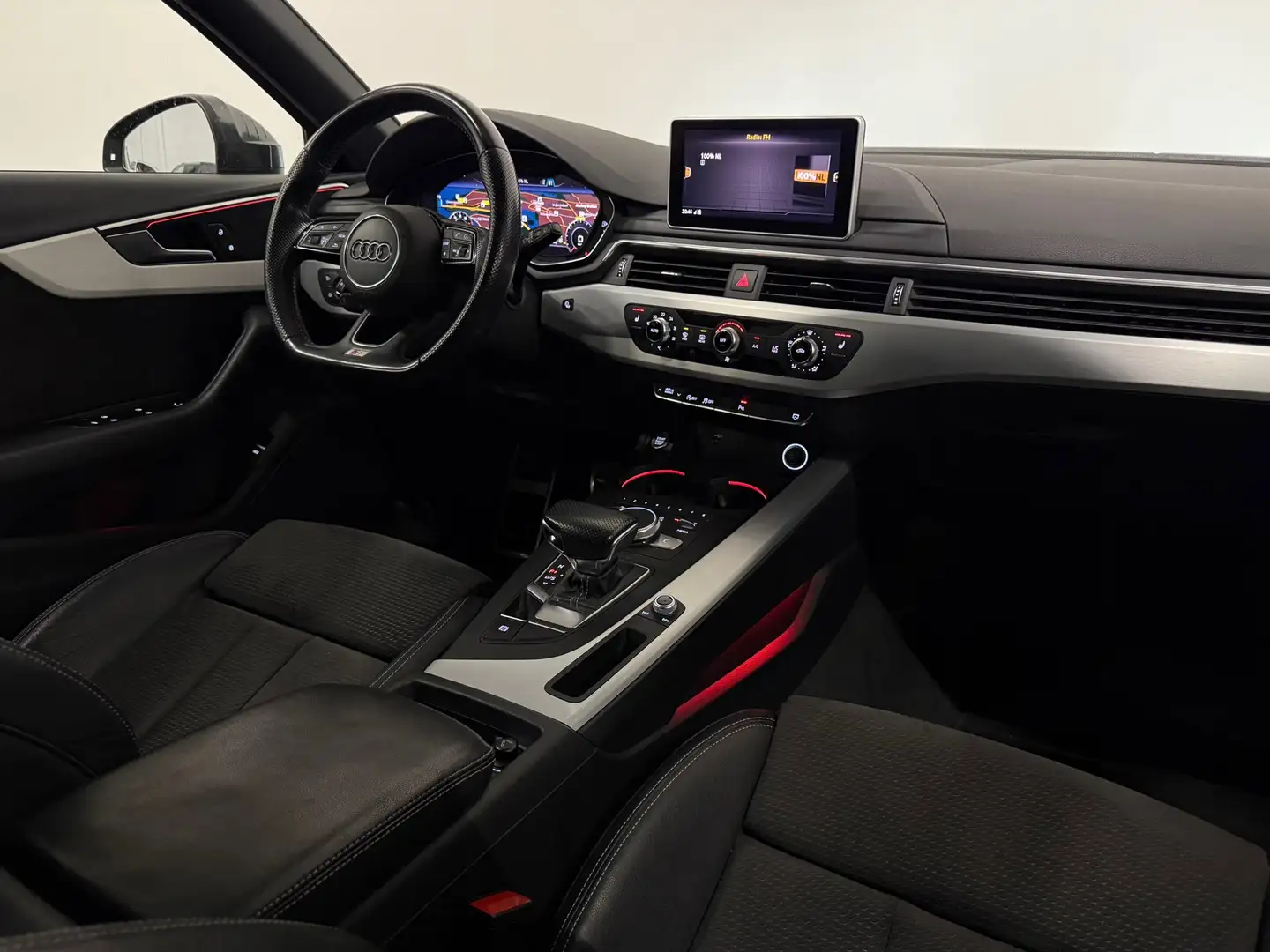 Audi A4 Avant 40 TFSI 3 x S line black edition Pano Sfeer Grau - 2