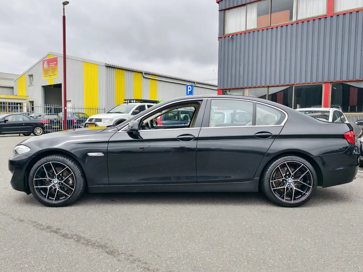 BMW 523 5-serie 523i High Executive // AUTOMAAT / NAVI / P Černá - 2