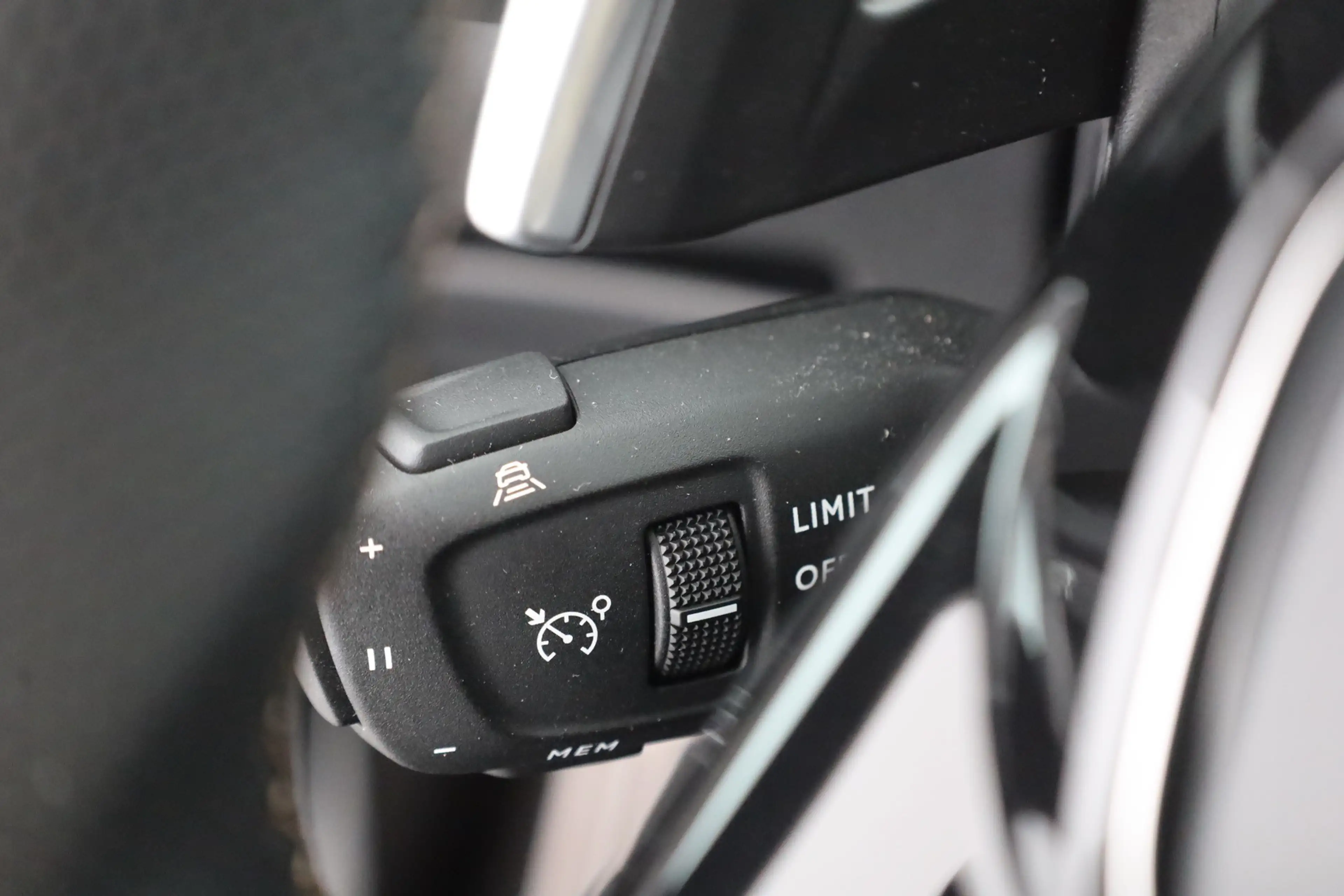 Peugeot 3008 1.2 PureTech GT LED Navi Panorama Kamera — photo 18