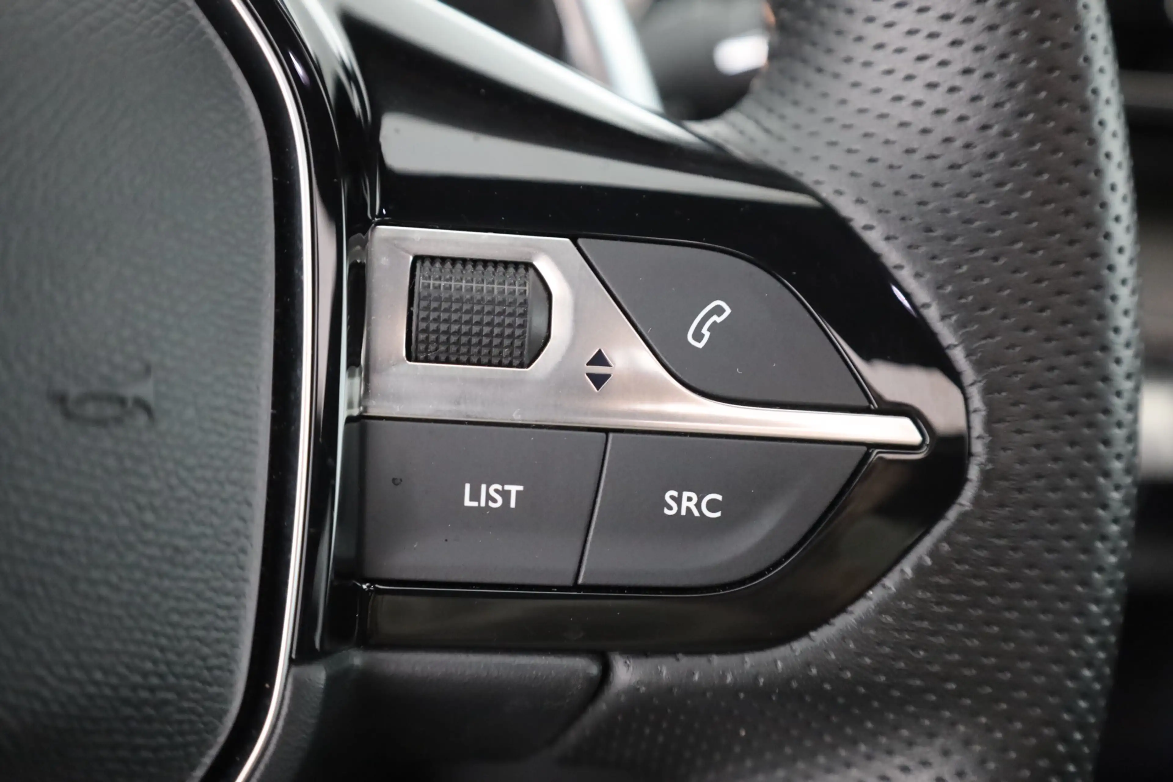 Peugeot 3008 1.2 PureTech GT LED Navi Panorama Kamera — photo 17
