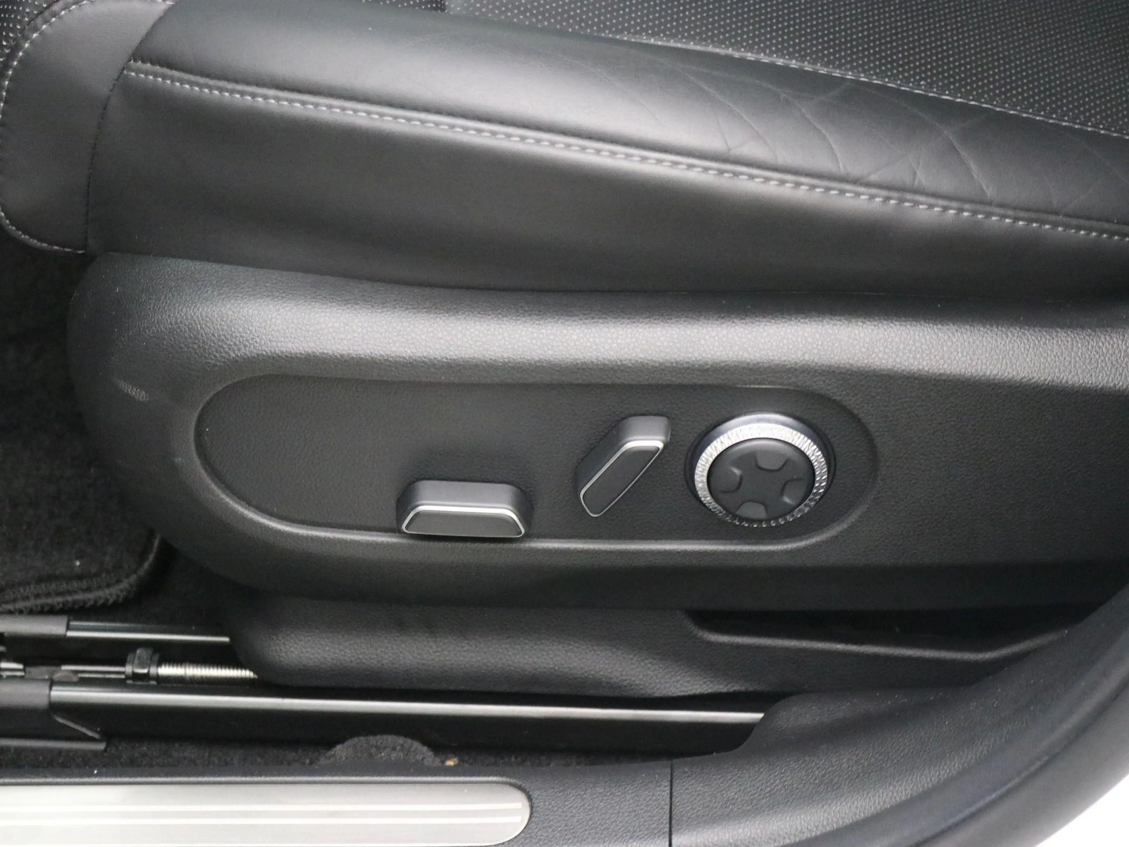 Genesis GV60 Long Range Dual Motor Premium 77,4 kWh AWD / SoH 1 — photo 25