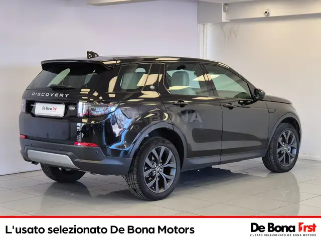 Land Rover Discovery Sport view 4