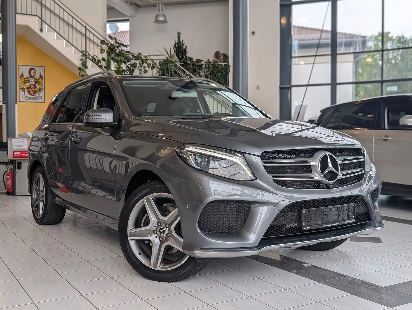 Mercedes-Benz GLE 250 d 4Matic AMG - Line. RFK. BT. WENIG KM! Gris - 1