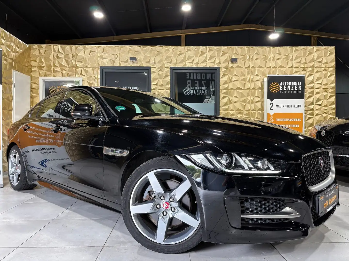 Jaguar XE /TEMPOMAT/NAVI/SHZ/KLIMA/BI-XENON/SPURHALTE Schwarz - 1