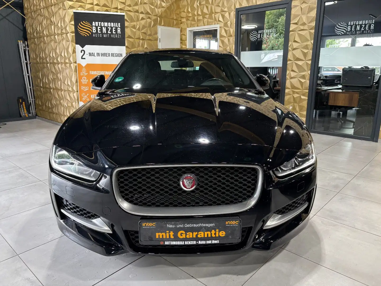 Jaguar XE /TEMPOMAT/NAVI/SHZ/KLIMA/BI-XENON/SPURHALTE Schwarz - 2