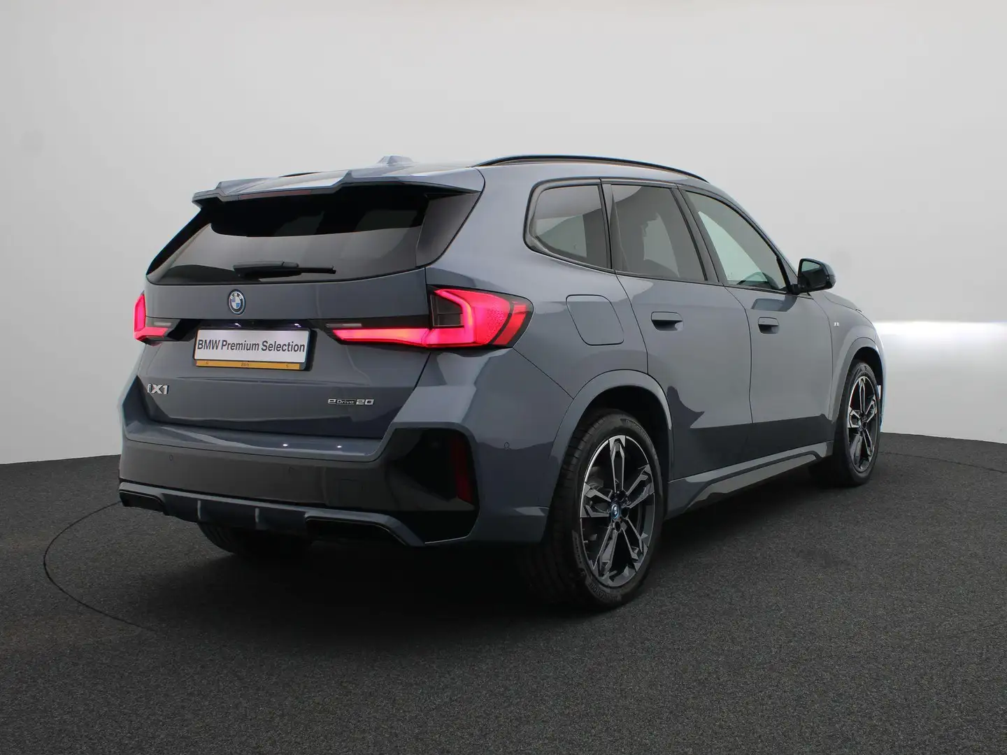 BMW iX1 eDrive20 M Sportpakket Pro | Premium Pack | Comfor Grijs - 2