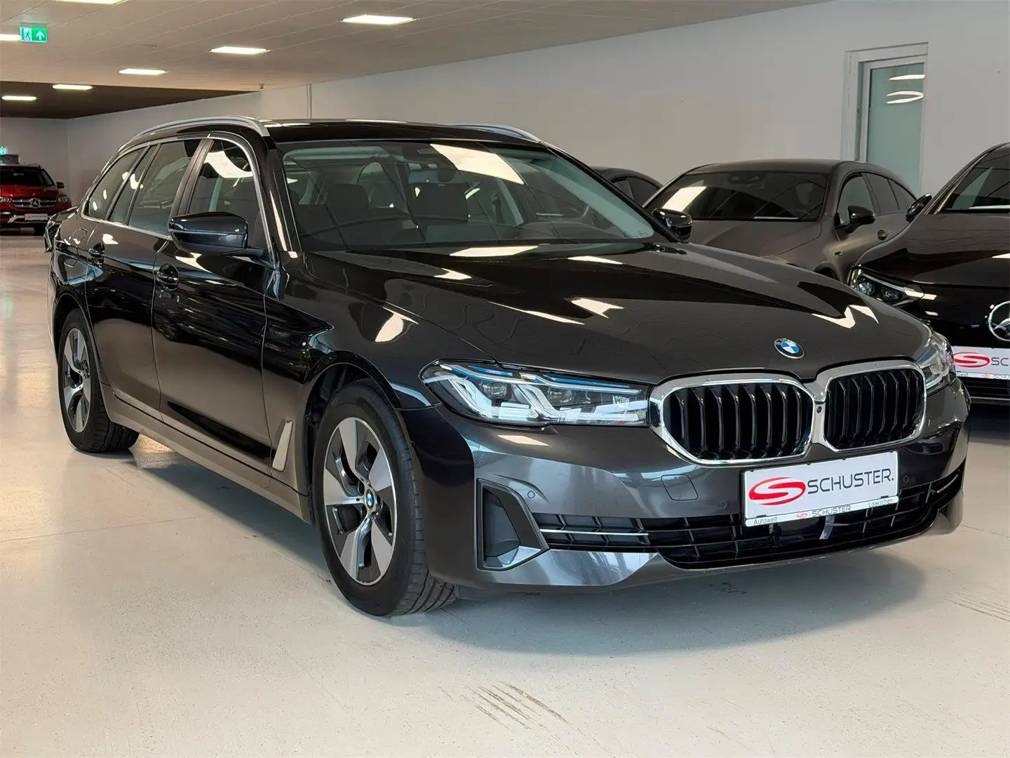 BMW 520 d 48V Touring AT *Panorama* *Head Up* Grau - 1