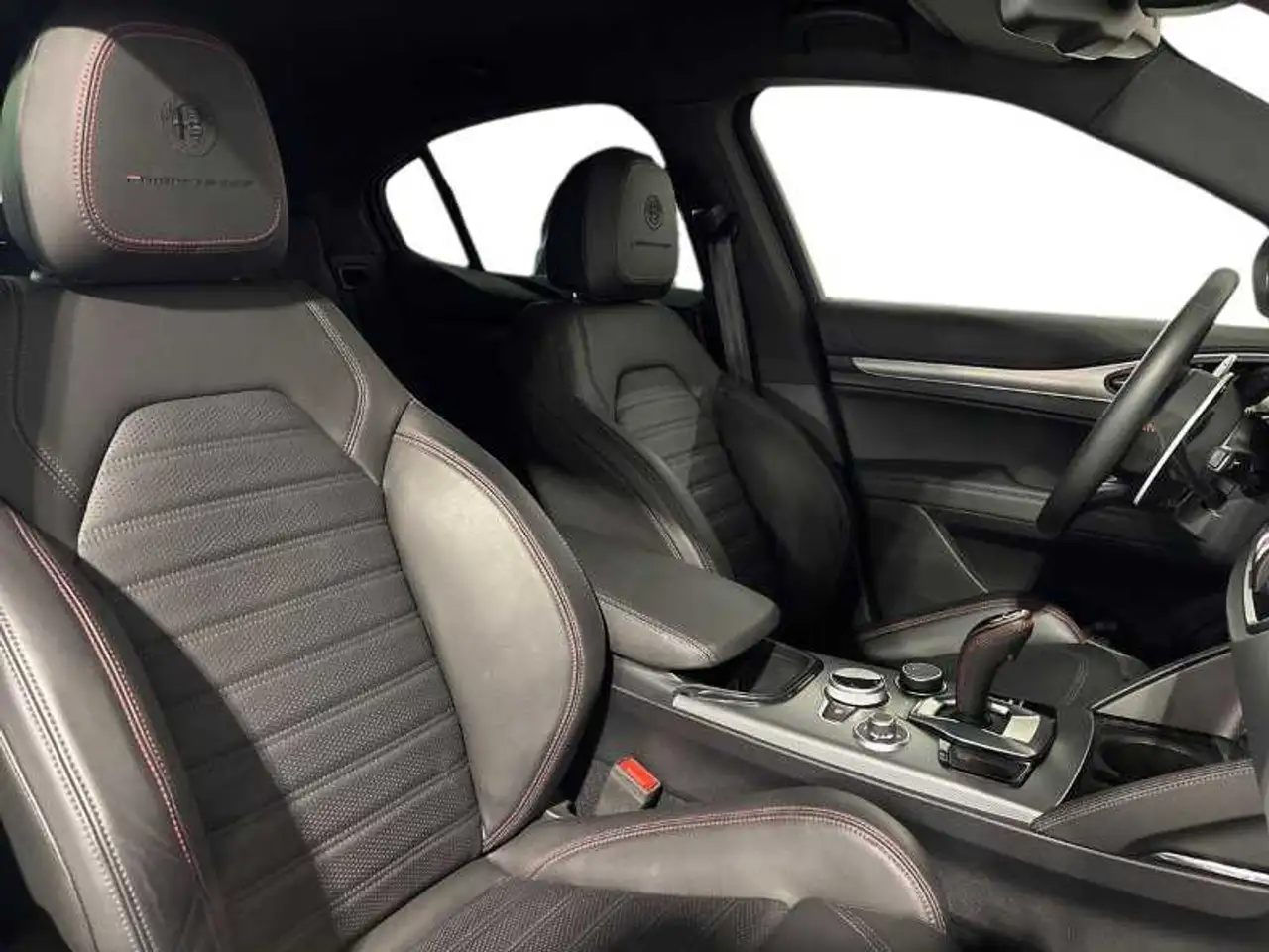 Alfa Romeo Stelvio 2023 — фото 16
