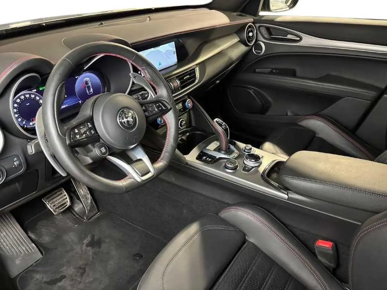 Alfa Romeo Stelvio 2023 — фото 11