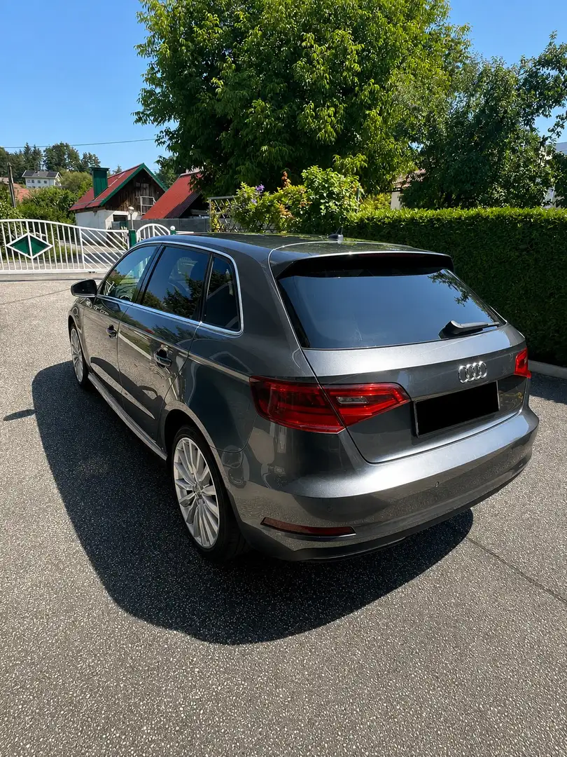Audi A3 Sportback e-tron S line Grau - 2