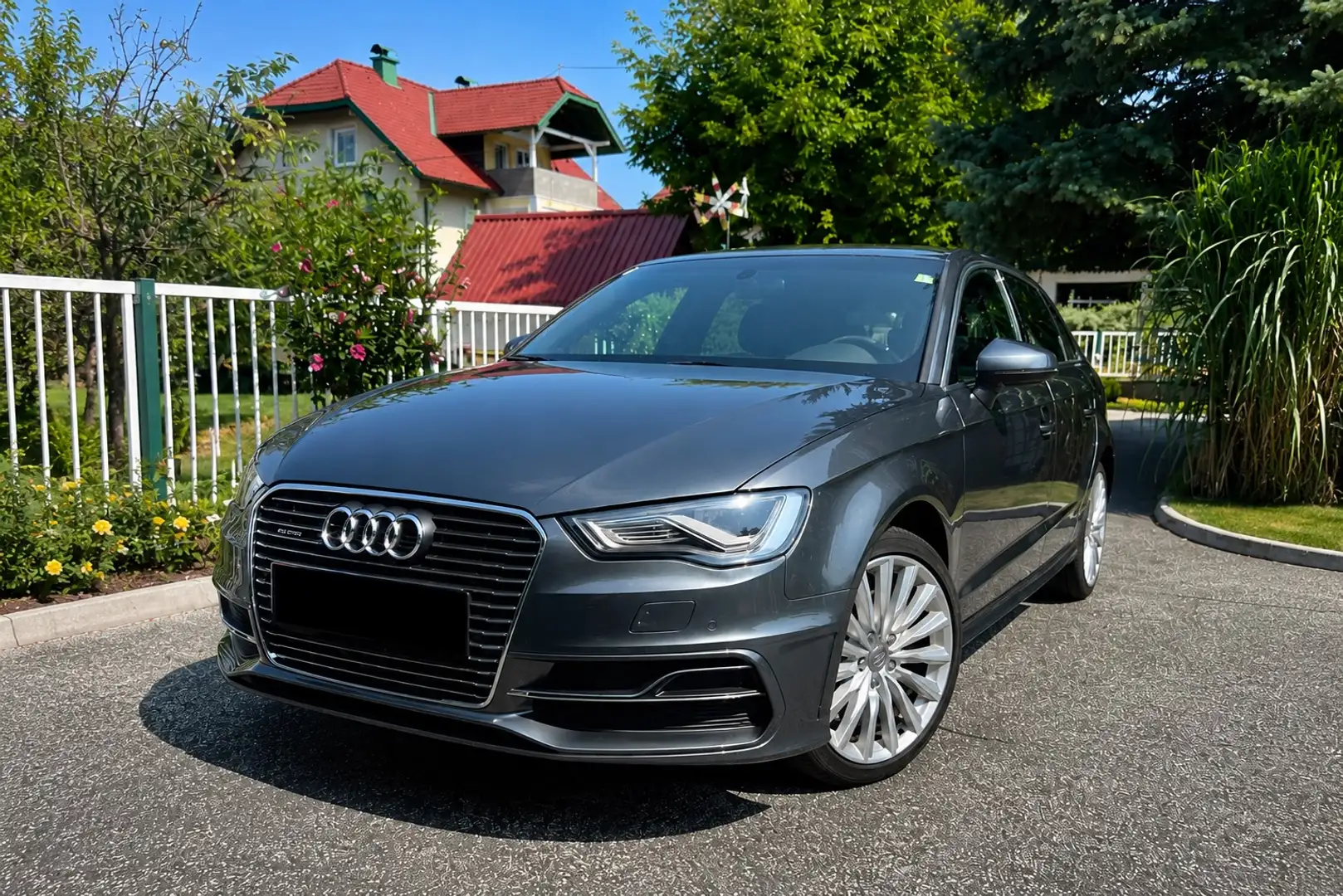 Audi A3 Sportback e-tron S line Grau - 1