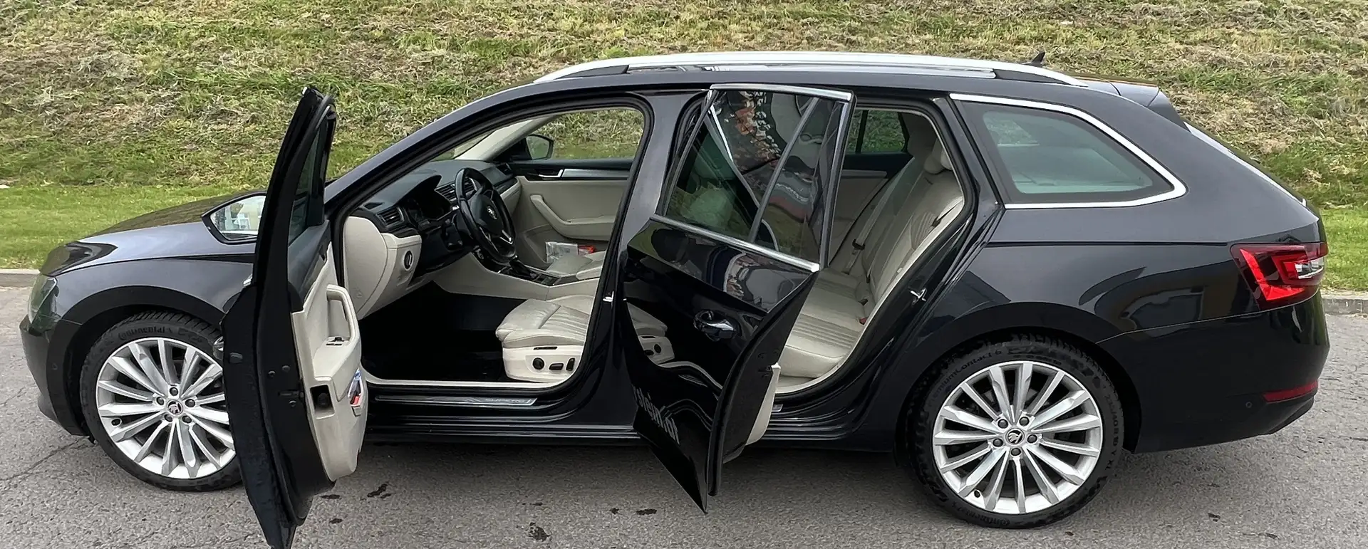 Skoda Superb Kombi 2,0 TDI Style DSG Schwarz - 1