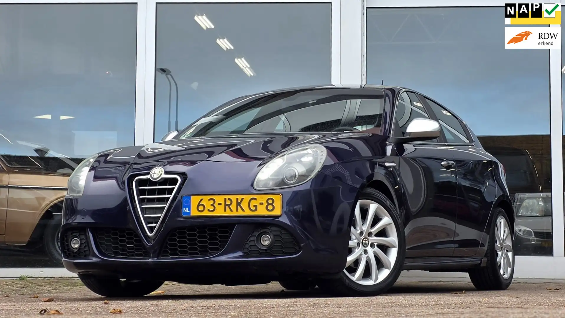 Alfa Romeo Giulietta 1.6 JTDm Distinctive Leer Trekhaak 3e Eigenaar APK Blauw - 1