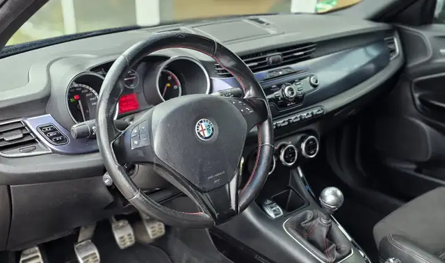 Alfa Romeo Giulietta view 9