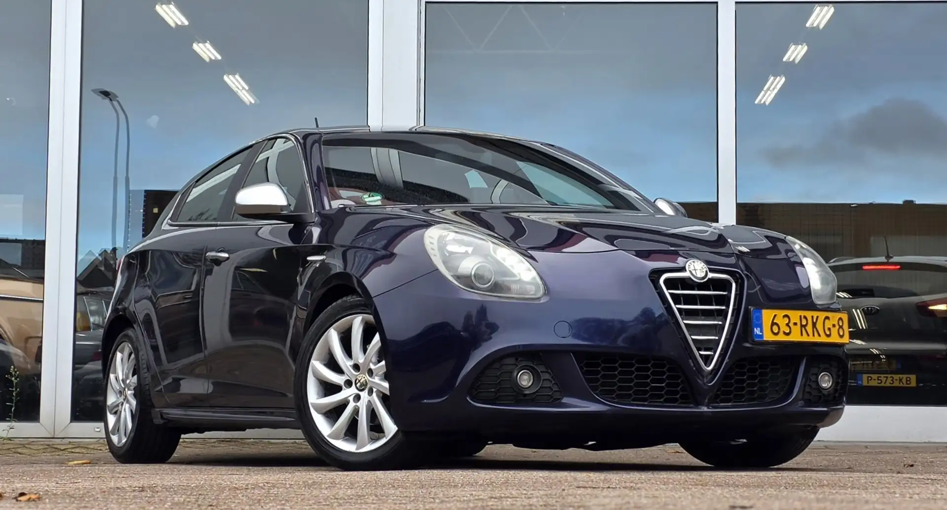 Alfa Romeo Giulietta 1.6 JTDm Distinctive Leer Trekhaak 3e Eigenaar APK Blauw - 2
