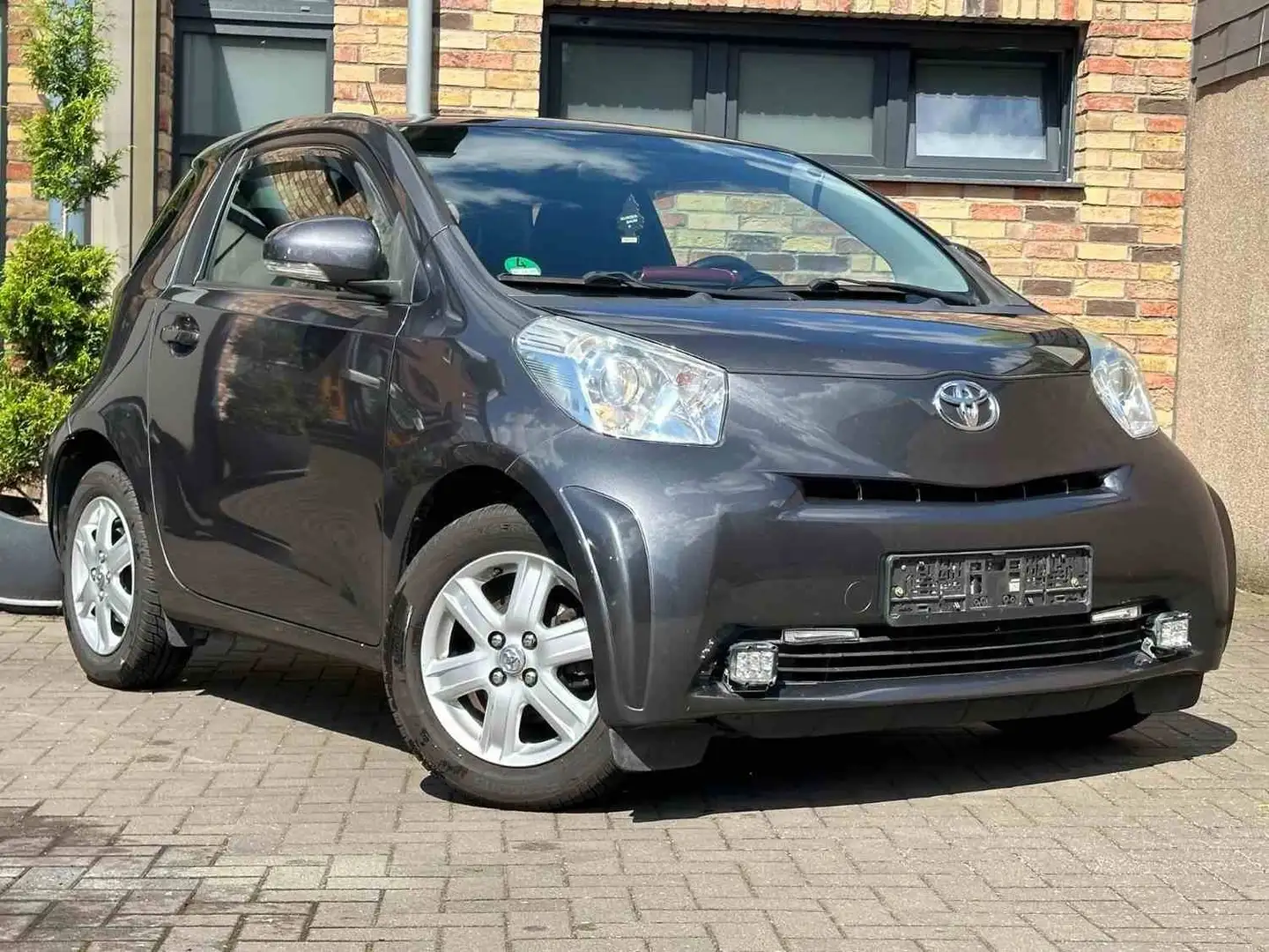 Toyota iQ 1.0 Multidrive + Grau - 1