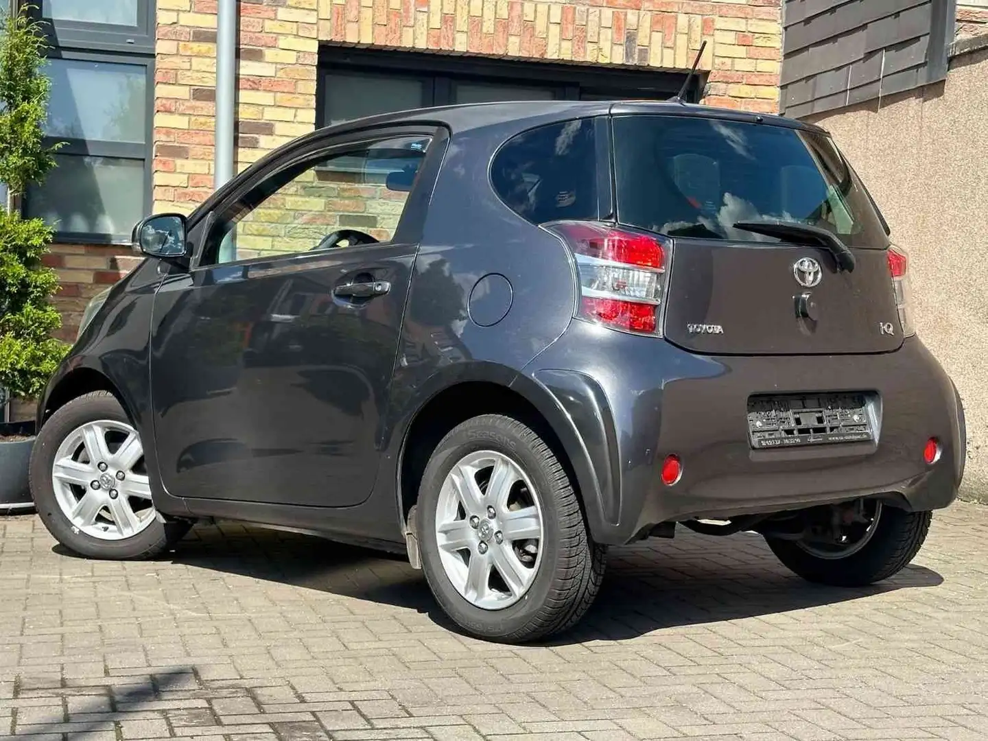 Toyota iQ 1.0 Multidrive + Grau - 2