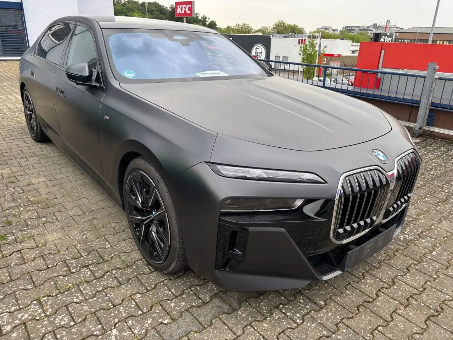 BMW i7 xDrive 60 MSport frozen deep TV Loung Pilot Gris - 1