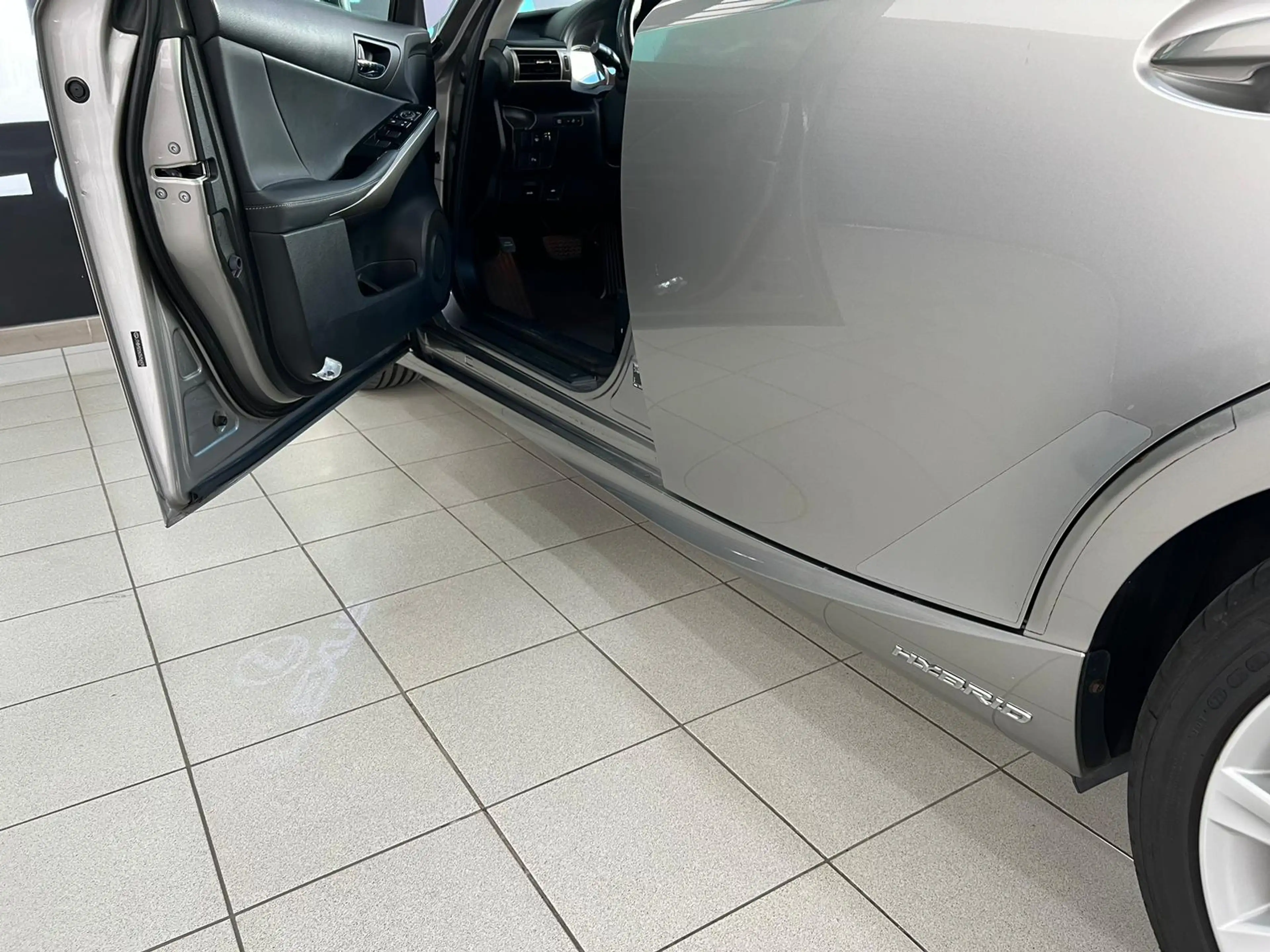 Lexus IS 300 IS 300h 2.5i Business E-CVT — photo 15