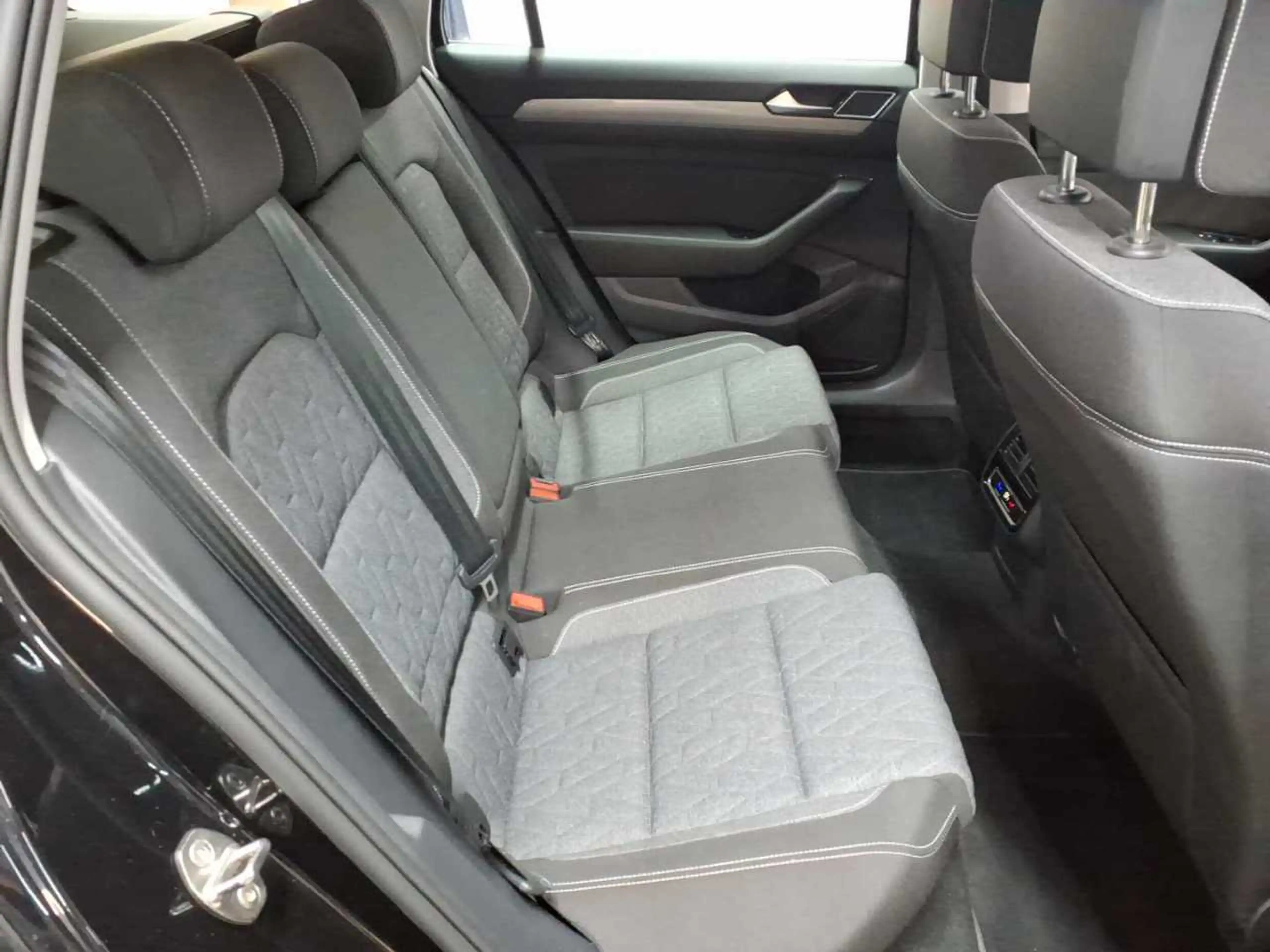Volkswagen Passat Passat Variant 2.0 TDI DSG Business — photo 14