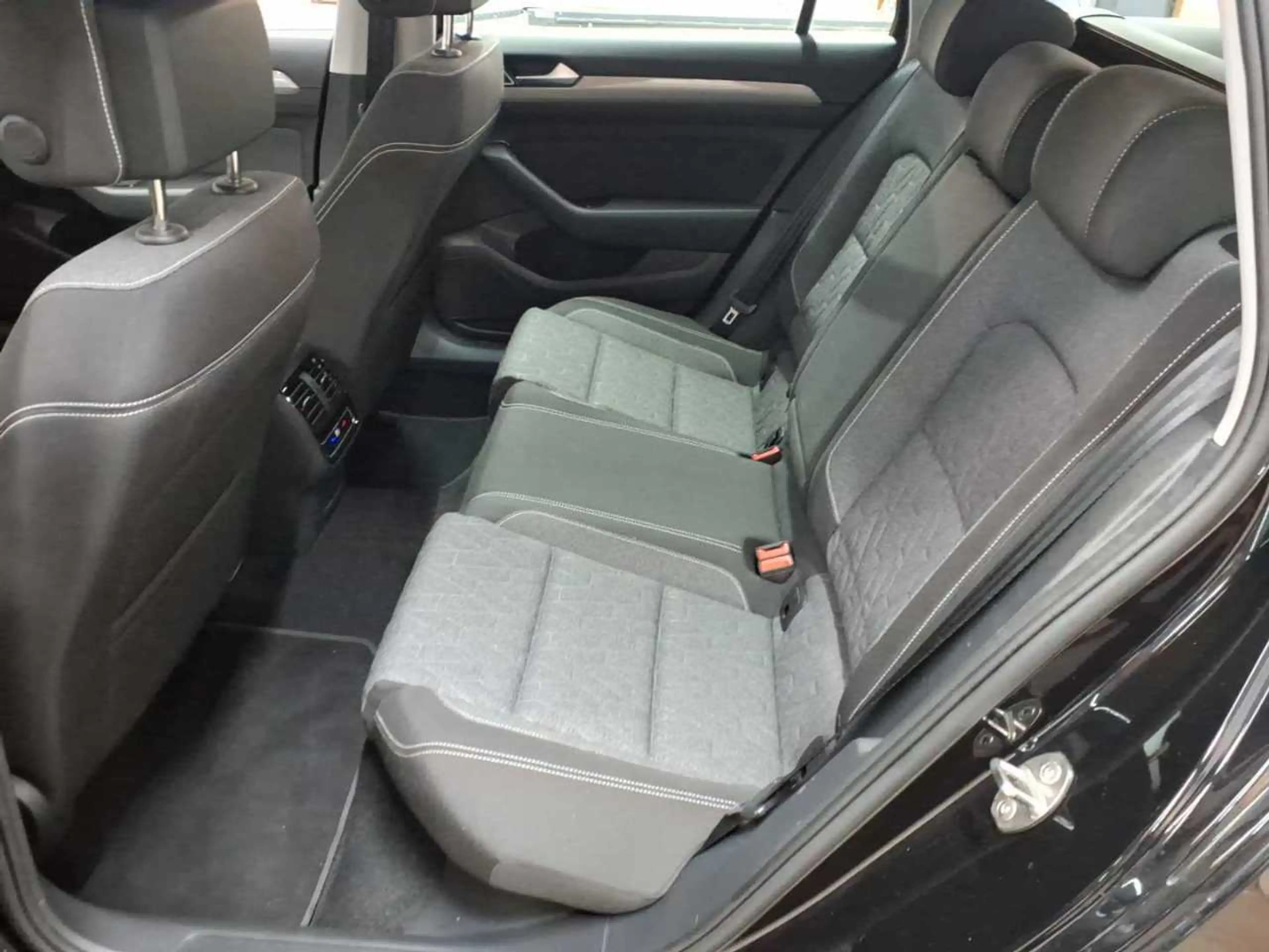 Volkswagen Passat Passat Variant 2.0 TDI DSG Business — photo 13
