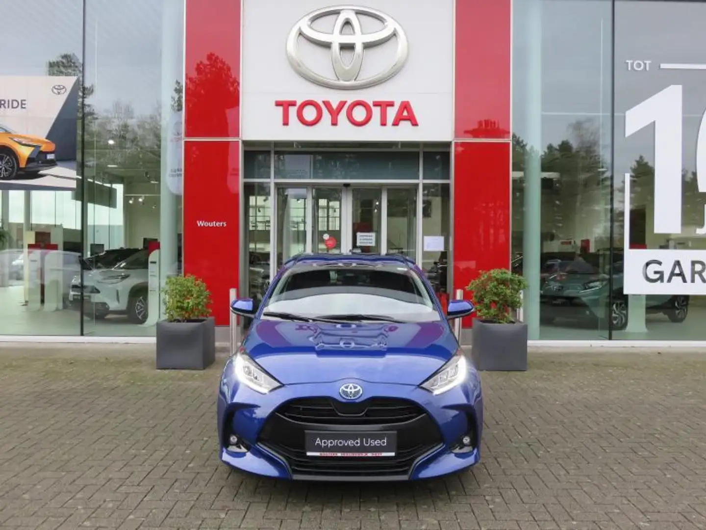 Toyota Yaris 1.5 Hybr. Iconic Blauw - 2