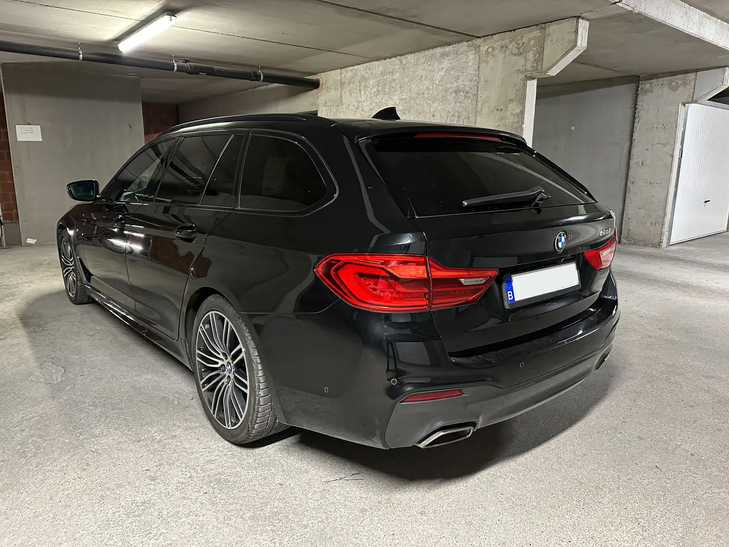 BMW 520 520i Touring Aut. Sport Line Zwart - 2