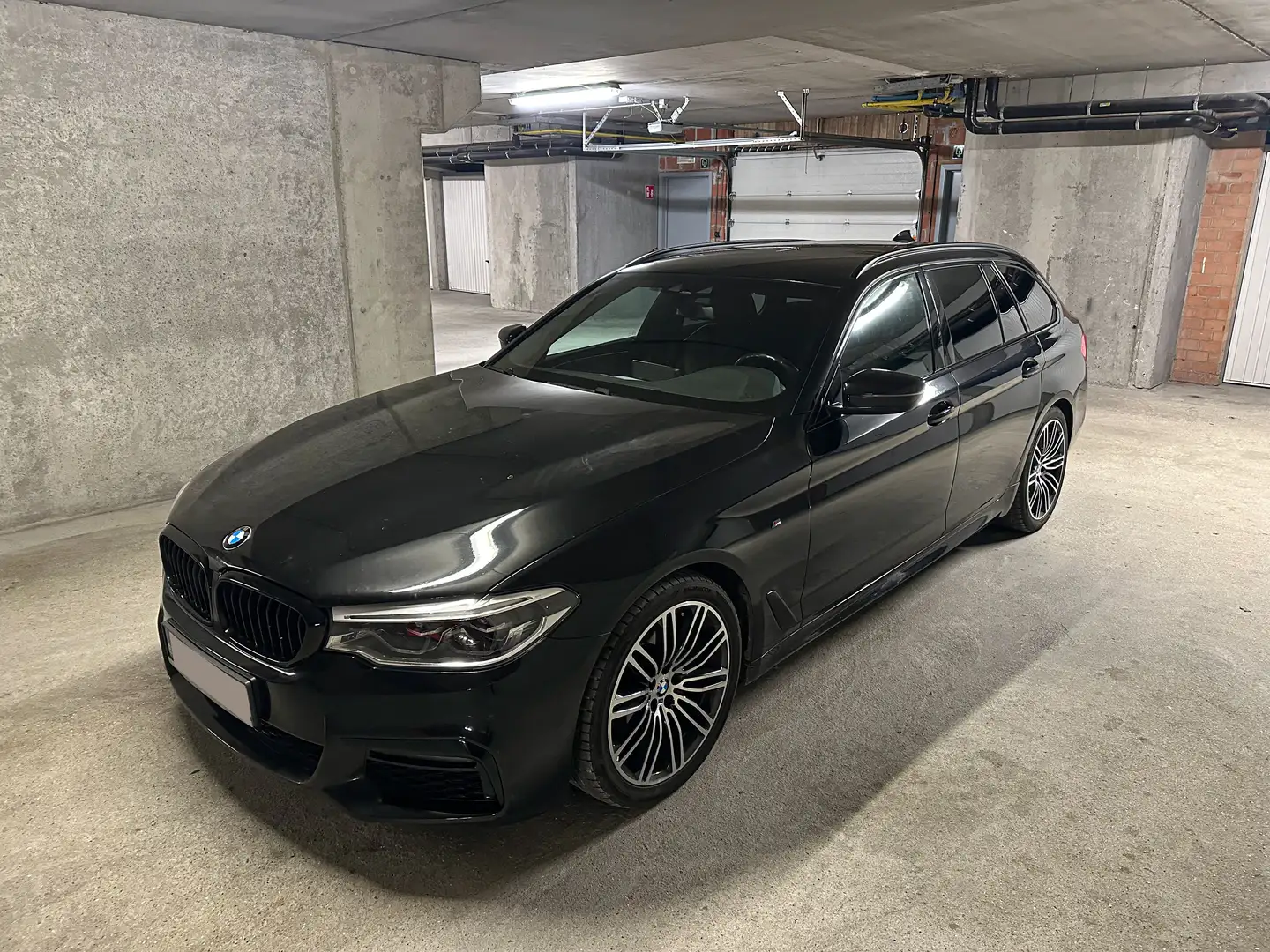 BMW 520 520i Touring Aut. Sport Line Zwart - 1