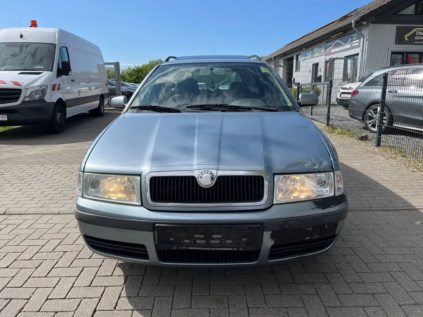 Skoda Octavia Combi Ambiente 4X4 Schiebedach Klima SHZ Grey - 2