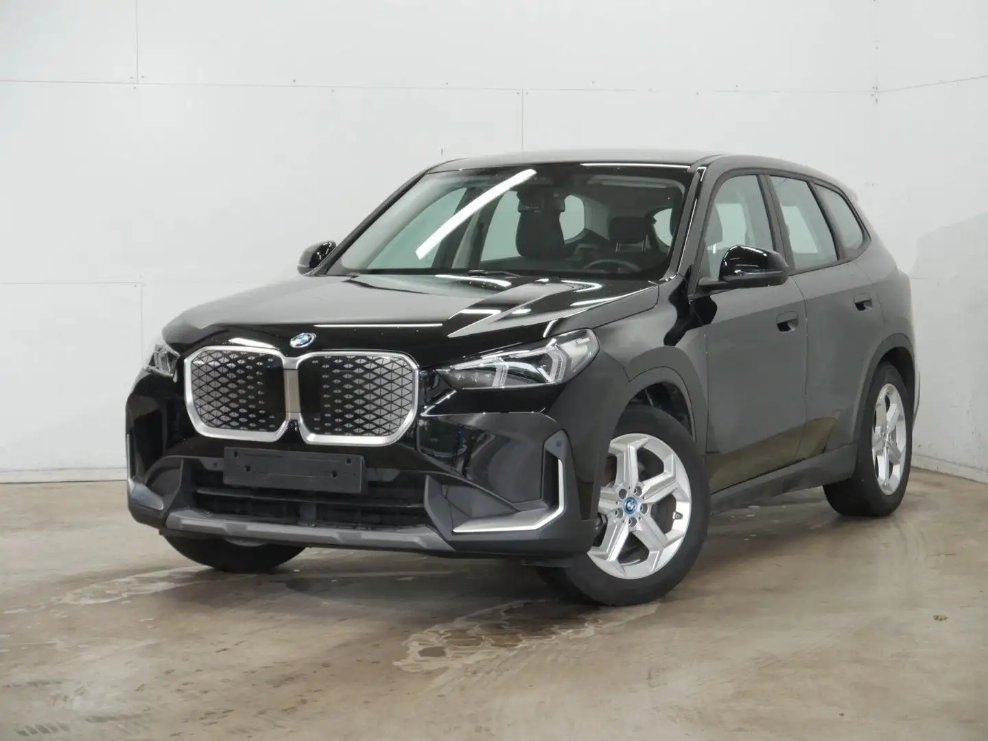 BMW iX1 30 xDrive Adapt. LED AHK KZU HuD 360° HiFi Noir - 1